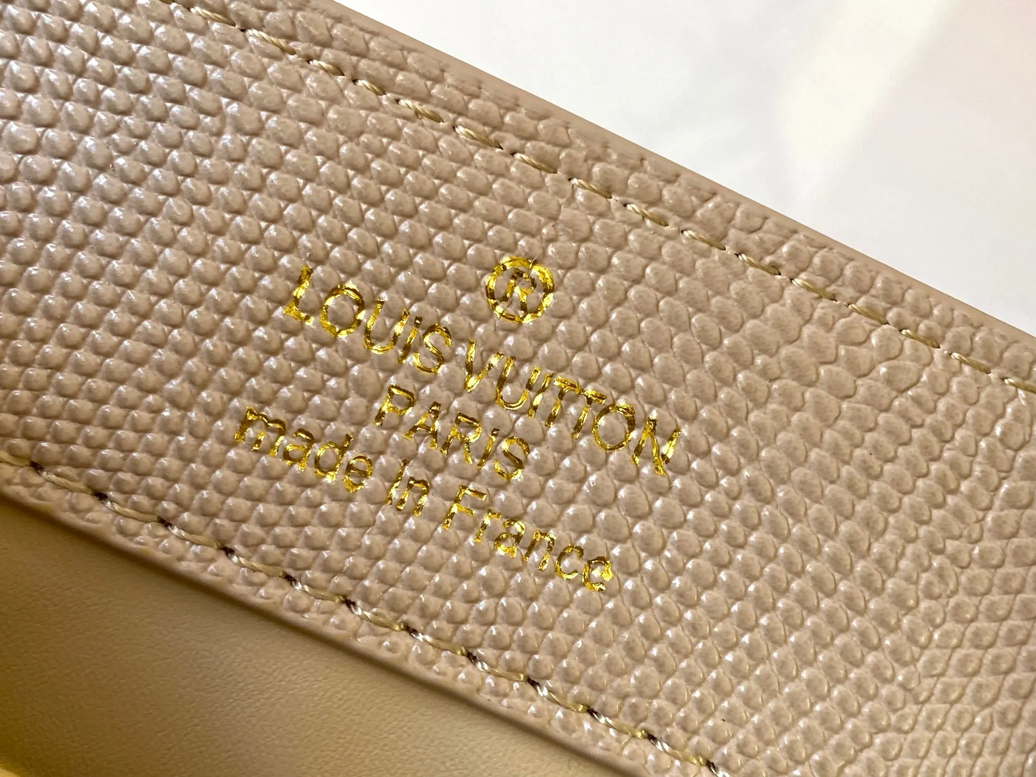 Top original P420 Guangzhou product M99527 apricot lizard gold buckle This Capucines mini handbag is wrapped in gorgeous lizard leather and lined with fine sheepskin, embellished with dazzling metal parts. The flip cover reads LV letters inside, and a Monogram flower blooms when turned out. Its compact size makes it a dazzling choice for evening occasions. Detailed features 21 x 14 x 8 cm (length x height x width)