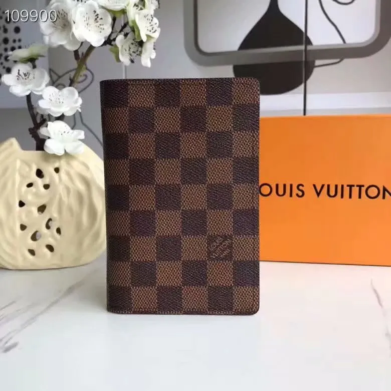 P100lv Wallet Coin Clip M60181 A must-have accessory for modern travelers, this coated canvas passport cover combines fashion and practicality. Equipped with four credit card slots and two convenient pockets for quick access to your passport. Dimensions: 10.0 x 14.0 x 2.5 cm ~