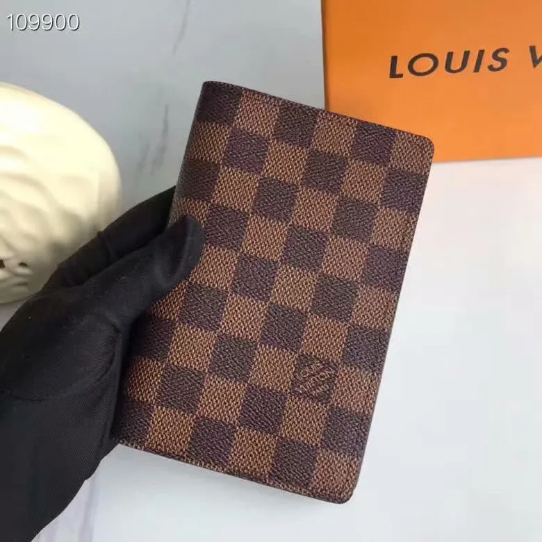 P100lv Wallet Coin Clip M60181 A must-have accessory for modern travelers, this coated canvas passport cover combines fashion and practicality. Equipped with four credit card slots and two convenient pockets for quick access to your passport. Dimensions: 10.0 x 14.0 x 2.5 cm ~