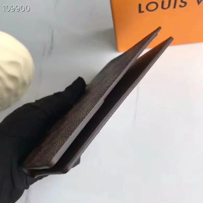 P100lv Wallet Coin Clip M60181 A must-have accessory for modern travelers, this coated canvas passport cover combines fashion and practicality. Equipped with four credit card slots and two convenient pockets for quick access to your passport. Dimensions: 10.0 x 14.0 x 2.5 cm ~