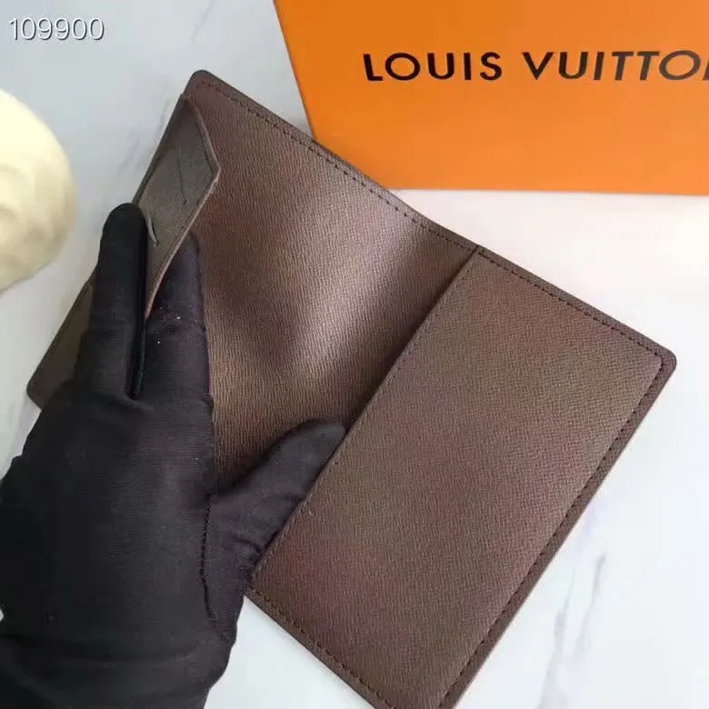 P100lv Wallet Coin Clip M60181 A must-have accessory for modern travelers, this coated canvas passport cover combines fashion and practicality. Equipped with four credit card slots and two convenient pockets for quick access to your passport. Dimensions: 10.0 x 14.0 x 2.5 cm ~