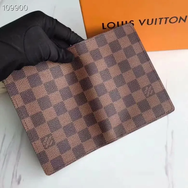 P100lv Wallet Coin Clip M60181 A must-have accessory for modern travelers, this coated canvas passport cover combines fashion and practicality. Equipped with four credit card slots and two convenient pockets for quick access to your passport. Dimensions: 10.0 x 14.0 x 2.5 cm ~
