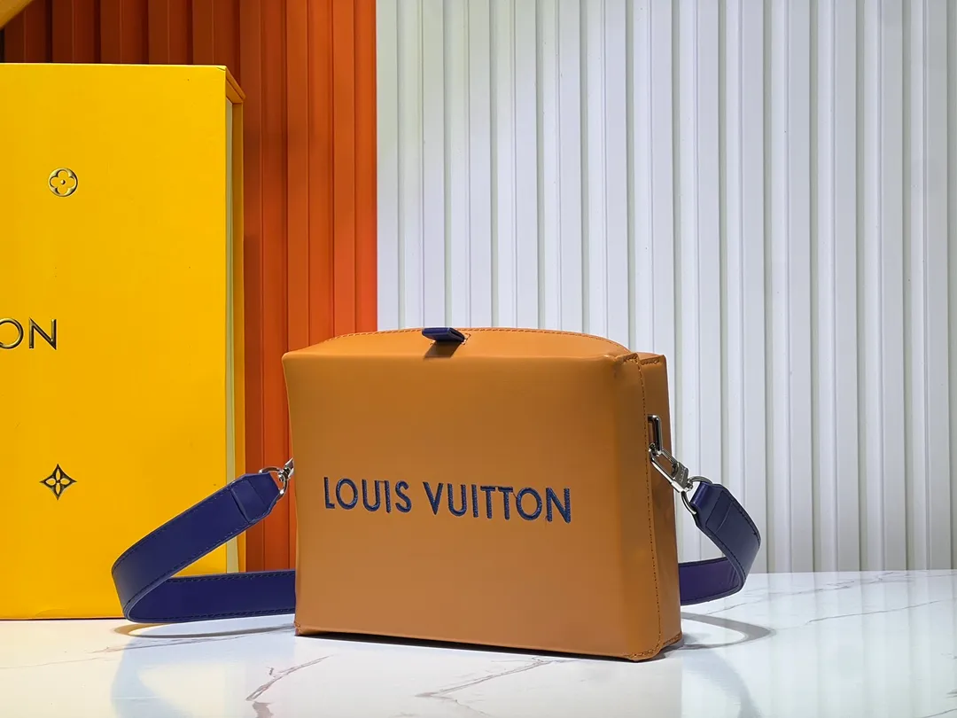 Batch 280💰Upgraded original M24455 This Shopper medium handbag draws inspiration from Louis Vuitton shopping bags, with the words Louis Vuitton and Maison Fondée En 1854 written on soft cow leather. It is equipped with a top handle and a detachable shoulder strap. Dimensions: 23.0x16.5x7.0 cm (length x height x width)