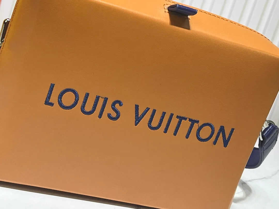 Batch 280💰Upgraded original M24455 This Shopper medium handbag draws inspiration from Louis Vuitton shopping bags, with the words Louis Vuitton and Maison Fondée En 1854 written on soft cow leather. It is equipped with a top handle and a detachable shoulder strap. Dimensions: 23.0x16.5x7.0 cm (length x height x width)