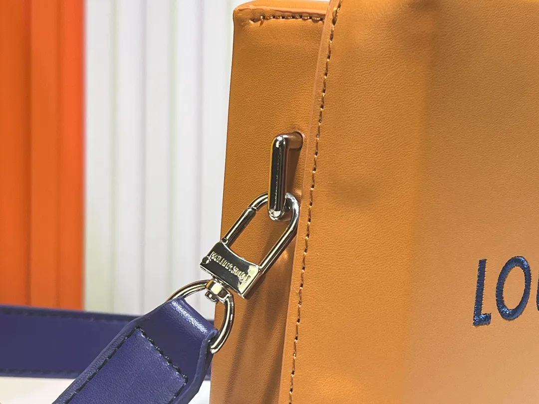 Batch 280💰Upgraded original M24455 This Shopper medium handbag draws inspiration from Louis Vuitton shopping bags, with the words Louis Vuitton and Maison Fondée En 1854 written on soft cow leather. It is equipped with a top handle and a detachable shoulder strap. Dimensions: 23.0x16.5x7.0 cm (length x height x width)