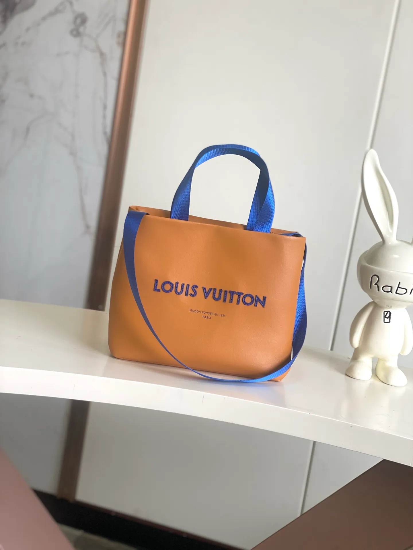 💰980 (first layer of leather) top original single 163 chip M15237 brown M15239, 26193 PHARREL and NIGO collection's joint series top original single This Shopper medium handbag draws inspiration from Louis Vuitton shopping bags, with the words Louis Vuitton and Maison Fondée En 1854 written on soft cow leather, with a top handle and a detachable shoulder strap. 25x19x11 • Cow leather • Cow leather trim • Textile lining • Metal hardware • Musketon closure • Main compartment • Zip pocket • Double patch pockets • Handles: Double handle