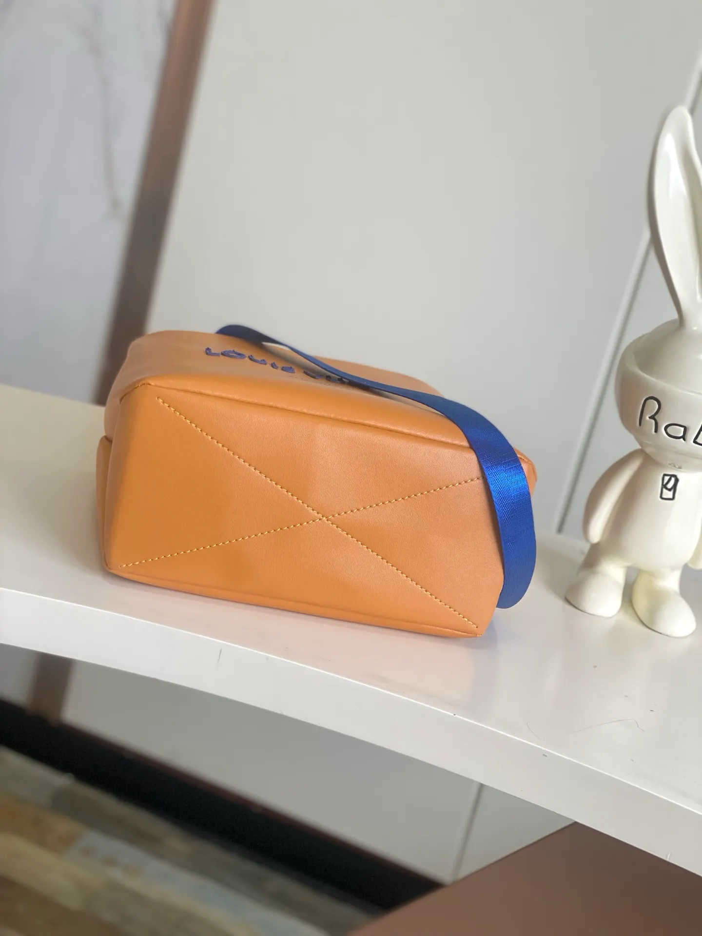 💰980 (first layer of leather) top original single 163 chip M15237 brown M15239, 26193 PHARREL and NIGO collection's joint series top original single This Shopper medium handbag draws inspiration from Louis Vuitton shopping bags, with the words Louis Vuitton and Maison Fondée En 1854 written on soft cow leather, with a top handle and a detachable shoulder strap. 25x19x11 • Cow leather • Cow leather trim • Textile lining • Metal hardware • Musketon closure • Main compartment • Zip pocket • Double patch pockets • Handles: Double handle