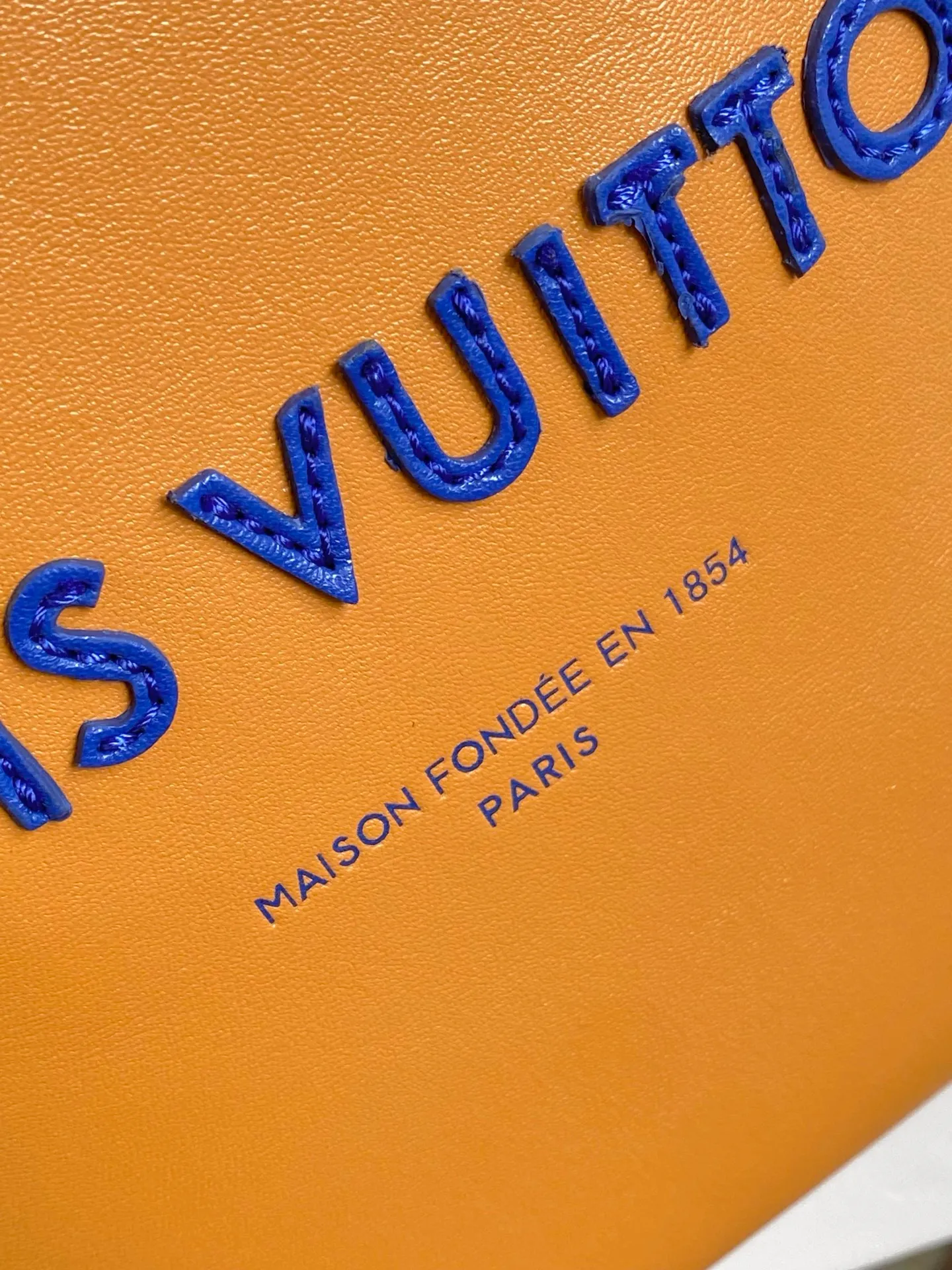 💰980 (first layer of leather) top original single 163 chip M15237 brown M15239, 26193 PHARREL and NIGO collection's joint series top original single This Shopper medium handbag draws inspiration from Louis Vuitton shopping bags, with the words Louis Vuitton and Maison Fondée En 1854 written on soft cow leather, with a top handle and a detachable shoulder strap. 25x19x11 • Cow leather • Cow leather trim • Textile lining • Metal hardware • Musketon closure • Main compartment • Zip pocket • Double patch pockets • Handles: Double handle