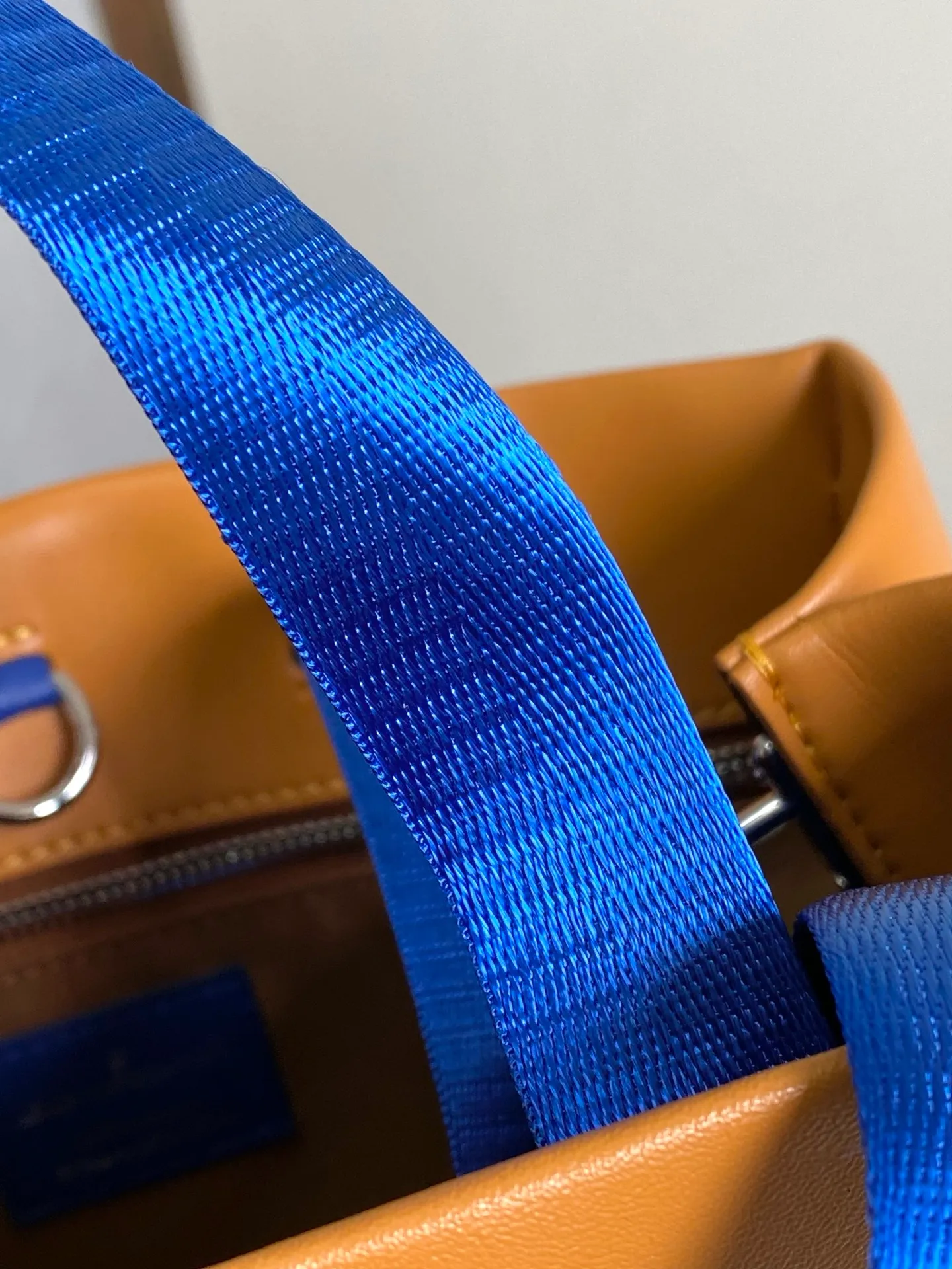 💰980 (first layer of leather) top original single 163 chip M15237 brown M15239, 26193 PHARREL and NIGO collection's joint series top original single This Shopper medium handbag draws inspiration from Louis Vuitton shopping bags, with the words Louis Vuitton and Maison Fondée En 1854 written on soft cow leather, with a top handle and a detachable shoulder strap. 25x19x11 • Cow leather • Cow leather trim • Textile lining • Metal hardware • Musketon closure • Main compartment • Zip pocket • Double patch pockets • Handles: Double handle