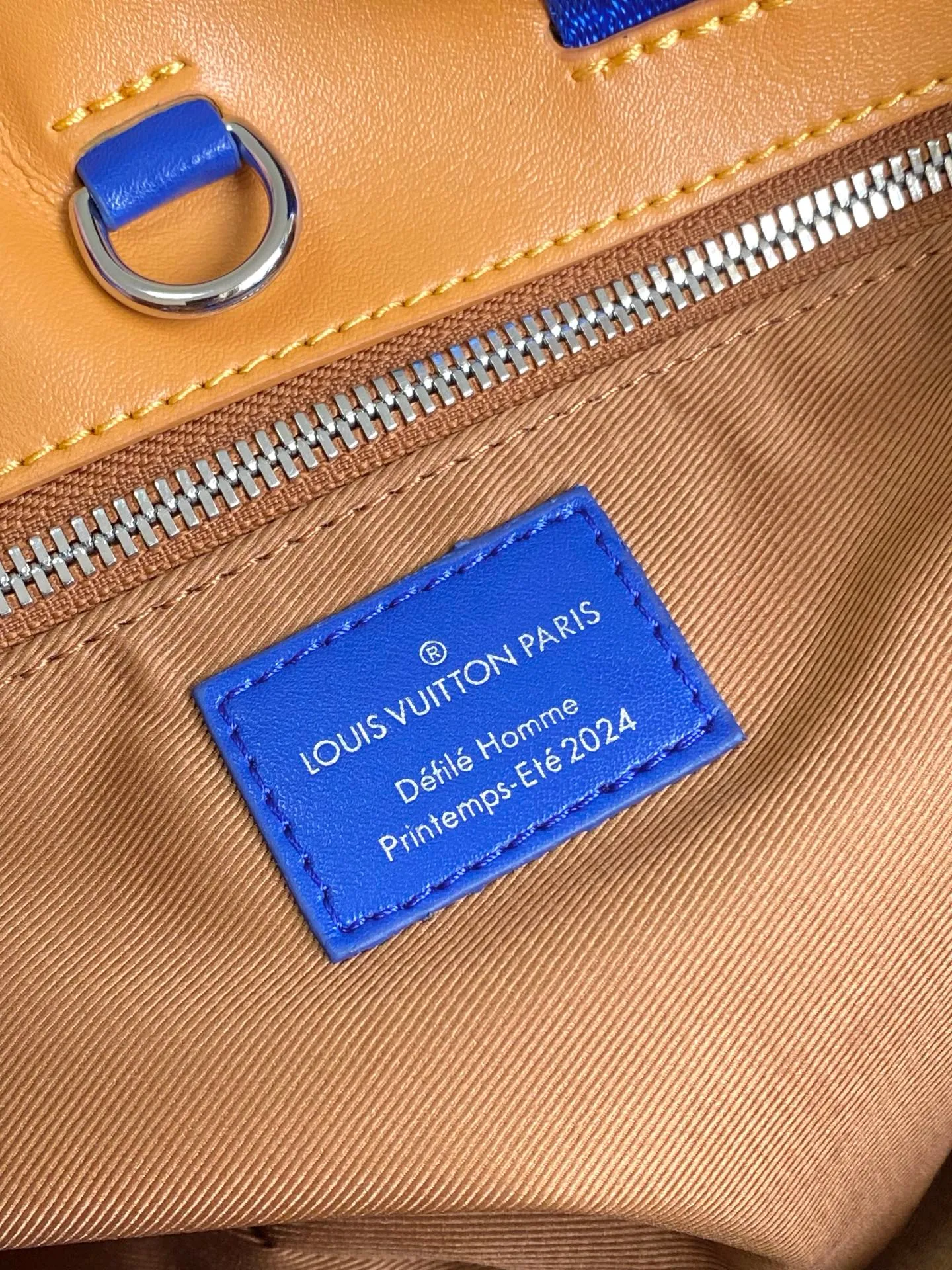 💰980 (first layer of leather) top original single 163 chip M15237 brown M15239, 26193 PHARREL and NIGO collection's joint series top original single This Shopper medium handbag draws inspiration from Louis Vuitton shopping bags, with the words Louis Vuitton and Maison Fondée En 1854 written on soft cow leather, with a top handle and a detachable shoulder strap. 25x19x11 • Cow leather • Cow leather trim • Textile lining • Metal hardware • Musketon closure • Main compartment • Zip pocket • Double patch pockets • Handles: Double handle
