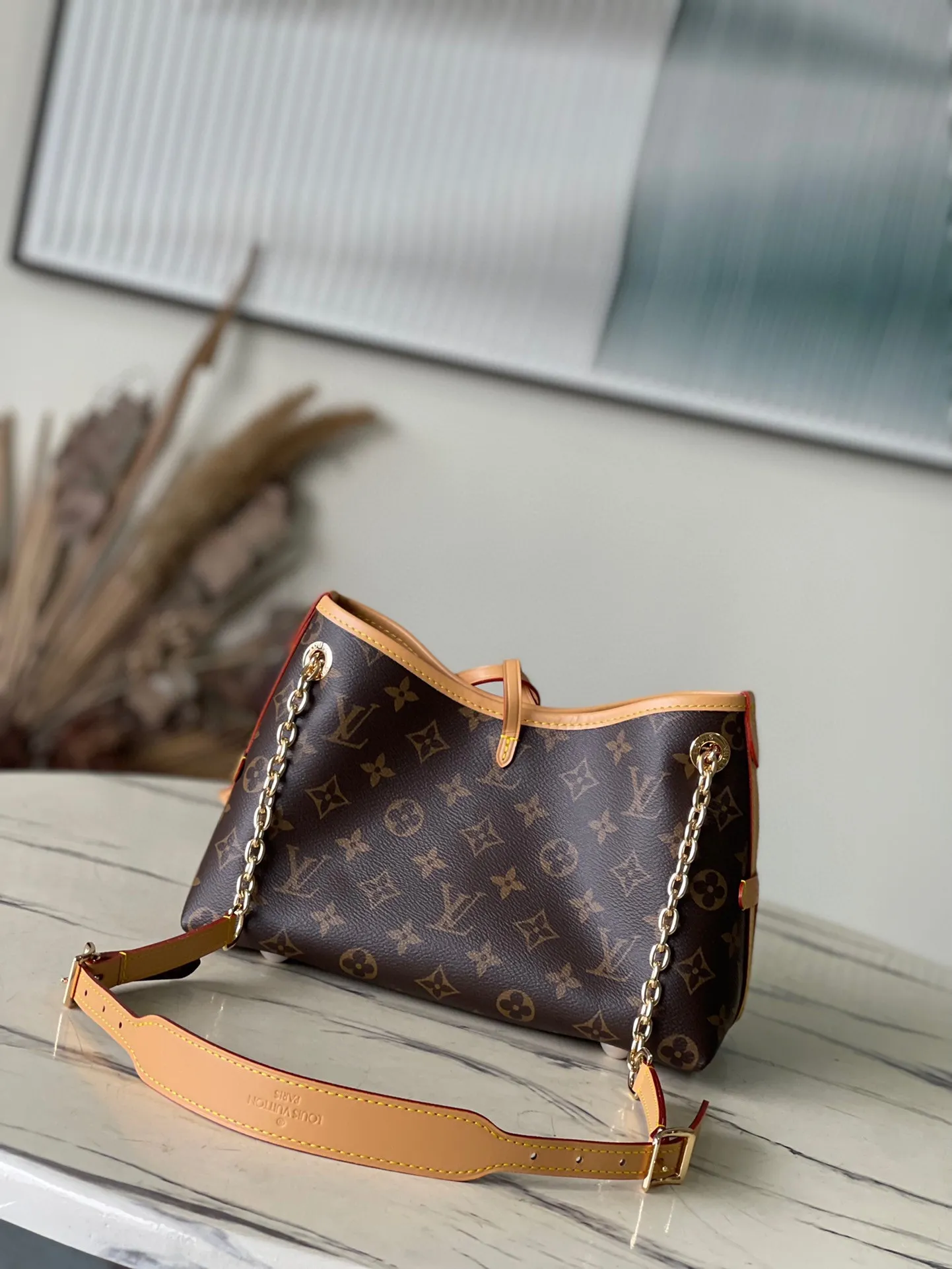 💰760 Top Original Order M13014 This CarryAllBB handbag is made of Monogram canvas and decorated with Monogram flowers on the dazzling chain, lighting up day and night occasions with a trendy look. A leather name tag complements the lace-up closure, and an interior zippered pocket provides easy access to credit cards. Dimensions: 26 × 17 × 10 cm
