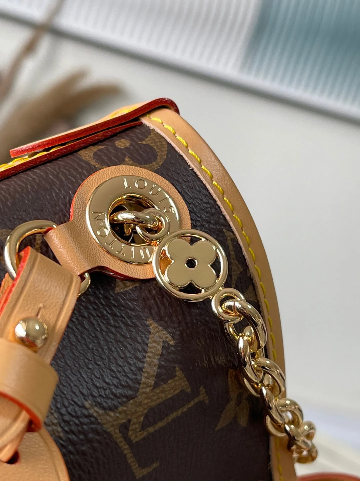 💰760 Top Original Order M13014 This CarryAllBB handbag is made of Monogram canvas and decorated with Monogram flowers on the dazzling chain, lighting up day and night occasions with a trendy look. A leather name tag complements the lace-up closure, and an interior zippered pocket provides easy access to credit cards. Dimensions: 26 × 17 × 10 cm