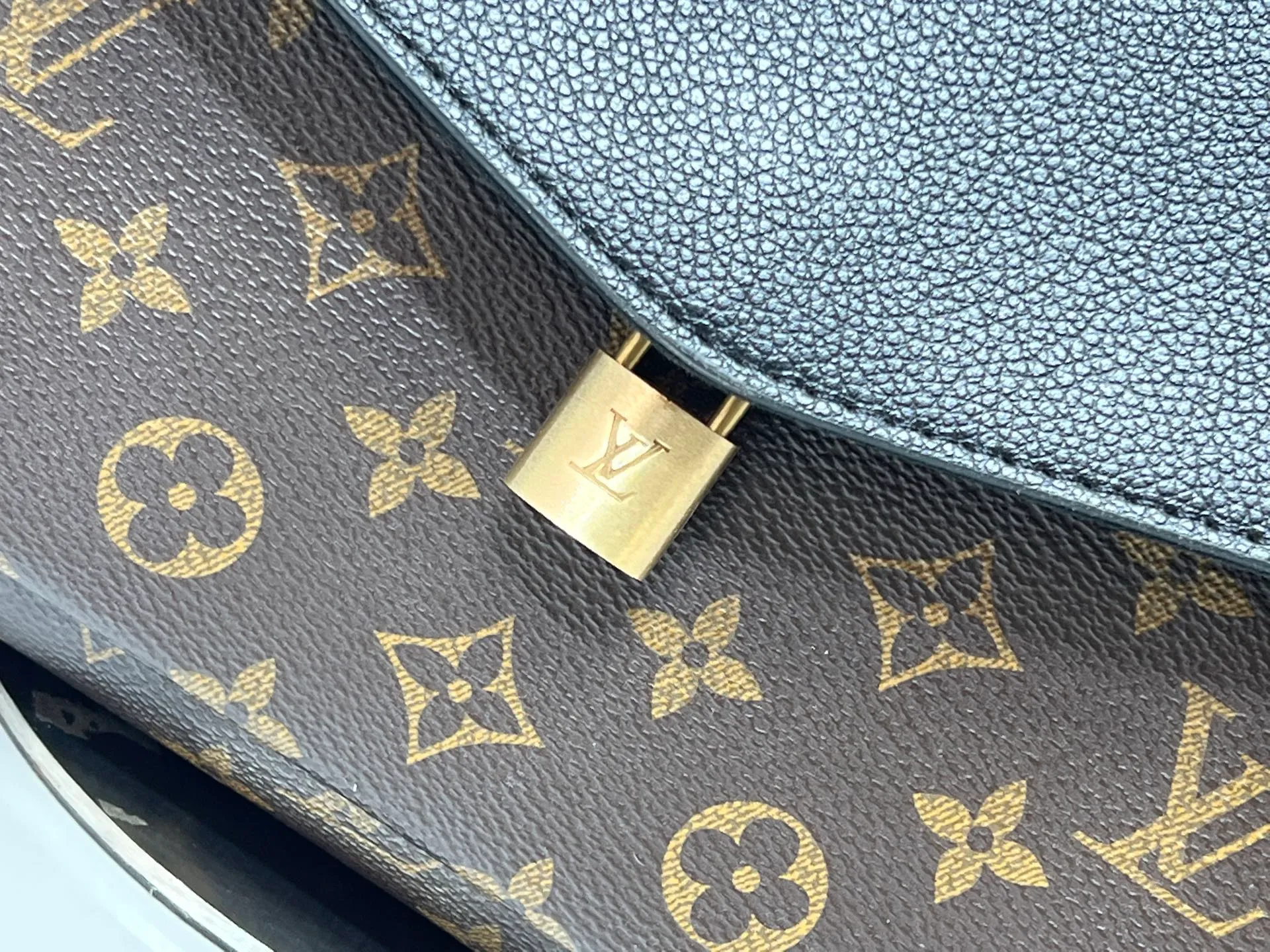 💰320 M26285 black M27065 brown Saint-Germain PM handbag comes from the elegant Paris neighborhood. She is known by this name as an inspiration. This elegant single-frame canvas and leather model features a gold-tone chain and iconic LV padlock, a nod to Louis Vuitton's historic suitcases. The size is ideal for all essentials. With the external drawer, cards or keys can be taken with you wherever you go. The chain can be worn diagonally across the body or over the shoulder, and the bag can also be carried in the hand. Dimensions: 30.5 x 21 x 12.5 cm (length x height x width)
