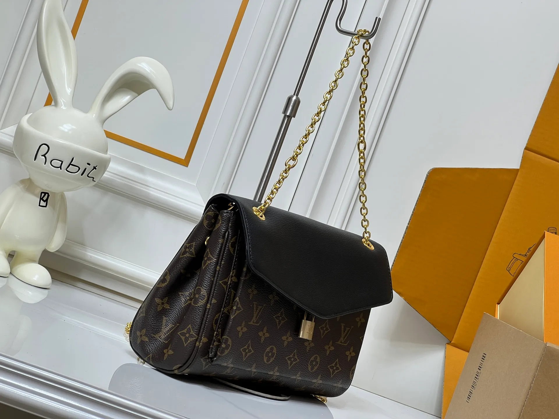 💰320 M26285 black M27065 brown Saint-Germain PM handbag comes from the elegant Paris neighborhood. She is known by this name as an inspiration. This elegant single-frame canvas and leather model features a gold-tone chain and iconic LV padlock, a nod to Louis Vuitton's historic suitcases. The size is ideal for all essentials. With the external drawer, cards or keys can be taken with you wherever you go. The chain can be worn diagonally across the body or over the shoulder, and the bag can also be carried in the hand. Dimensions: 30.5 x 21 x 12.5 cm (length x height x width)