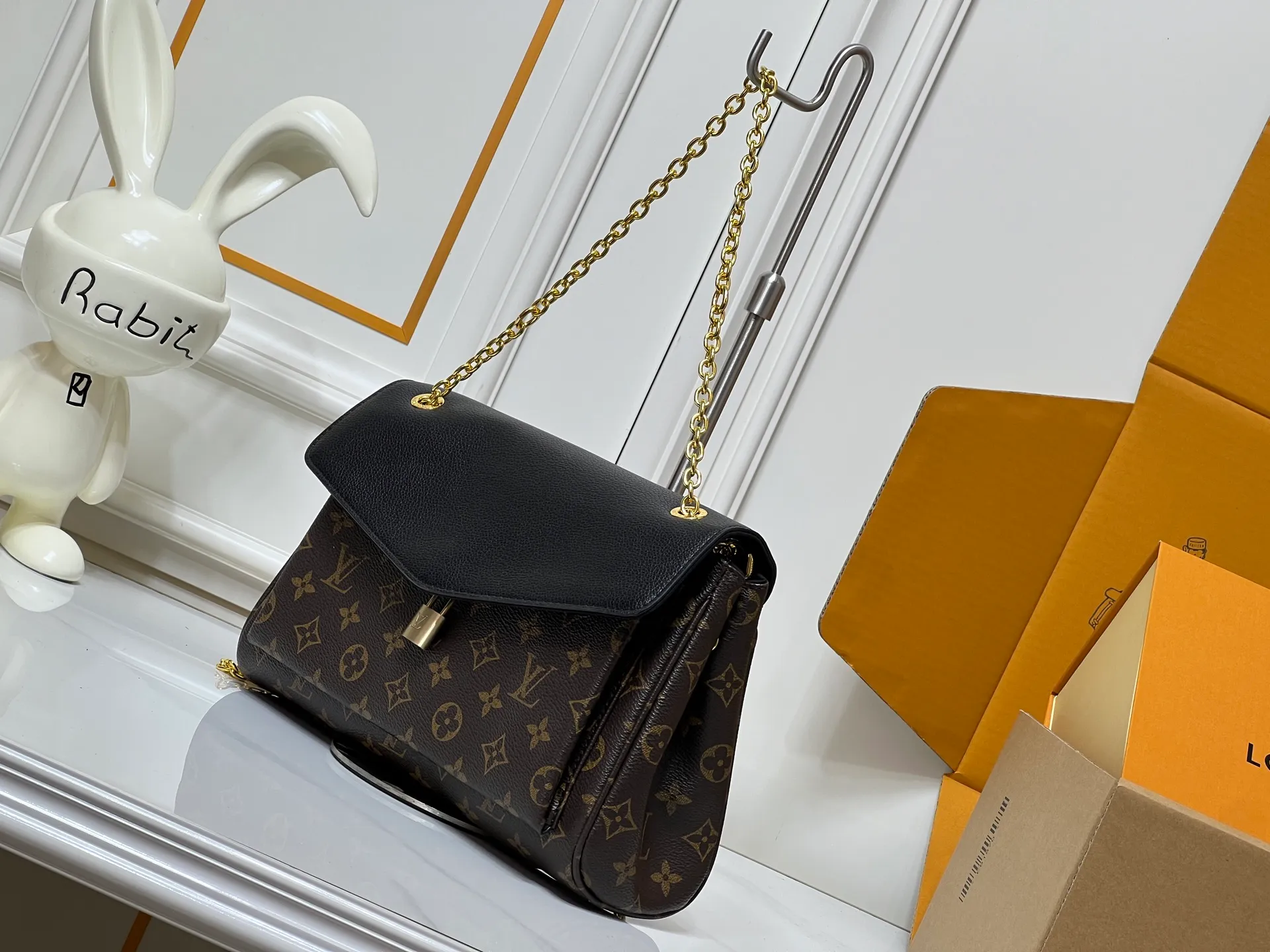 💰320 M26285 black M27065 brown Saint-Germain PM handbag comes from the elegant Paris neighborhood. She is known by this name as an inspiration. This elegant single-frame canvas and leather model features a gold-tone chain and iconic LV padlock, a nod to Louis Vuitton's historic suitcases. The size is ideal for all essentials. With the external drawer, cards or keys can be taken with you wherever you go. The chain can be worn diagonally across the body or over the shoulder, and the bag can also be carried in the hand. Dimensions: 30.5 x 21 x 12.5 cm (length x height x width)