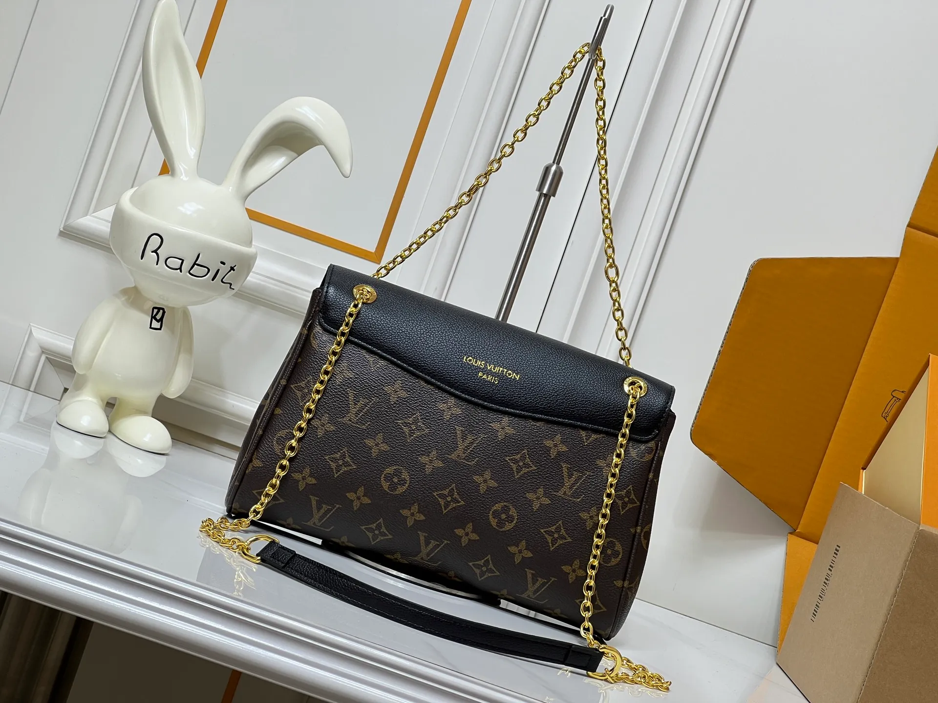 💰320 M26285 black M27065 brown Saint-Germain PM handbag comes from the elegant Paris neighborhood. She is known by this name as an inspiration. This elegant single-frame canvas and leather model features a gold-tone chain and iconic LV padlock, a nod to Louis Vuitton's historic suitcases. The size is ideal for all essentials. With the external drawer, cards or keys can be taken with you wherever you go. The chain can be worn diagonally across the body or over the shoulder, and the bag can also be carried in the hand. Dimensions: 30.5 x 21 x 12.5 cm (length x height x width)