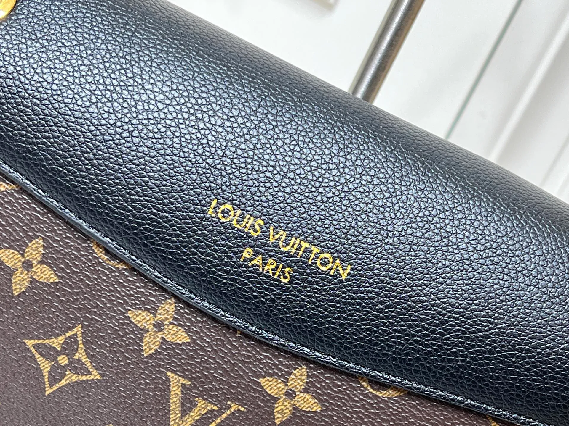 💰320 M26285 black M27065 brown Saint-Germain PM handbag comes from the elegant Paris neighborhood. She is known by this name as an inspiration. This elegant single-frame canvas and leather model features a gold-tone chain and iconic LV padlock, a nod to Louis Vuitton's historic suitcases. The size is ideal for all essentials. With the external drawer, cards or keys can be taken with you wherever you go. The chain can be worn diagonally across the body or over the shoulder, and the bag can also be carried in the hand. Dimensions: 30.5 x 21 x 12.5 cm (length x height x width)