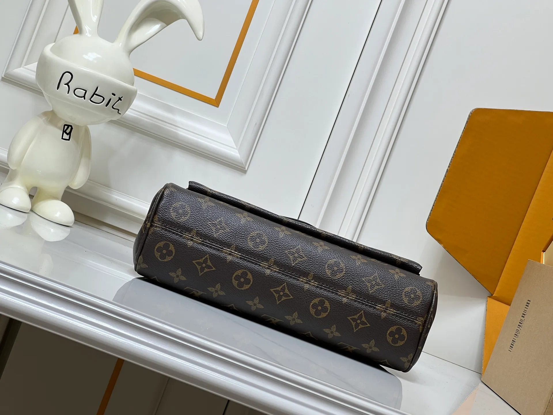 💰320 M26285 black M27065 brown Saint-Germain PM handbag comes from the elegant Paris neighborhood. She is known by this name as an inspiration. This elegant single-frame canvas and leather model features a gold-tone chain and iconic LV padlock, a nod to Louis Vuitton's historic suitcases. The size is ideal for all essentials. With the external drawer, cards or keys can be taken with you wherever you go. The chain can be worn diagonally across the body or over the shoulder, and the bag can also be carried in the hand. Dimensions: 30.5 x 21 x 12.5 cm (length x height x width)