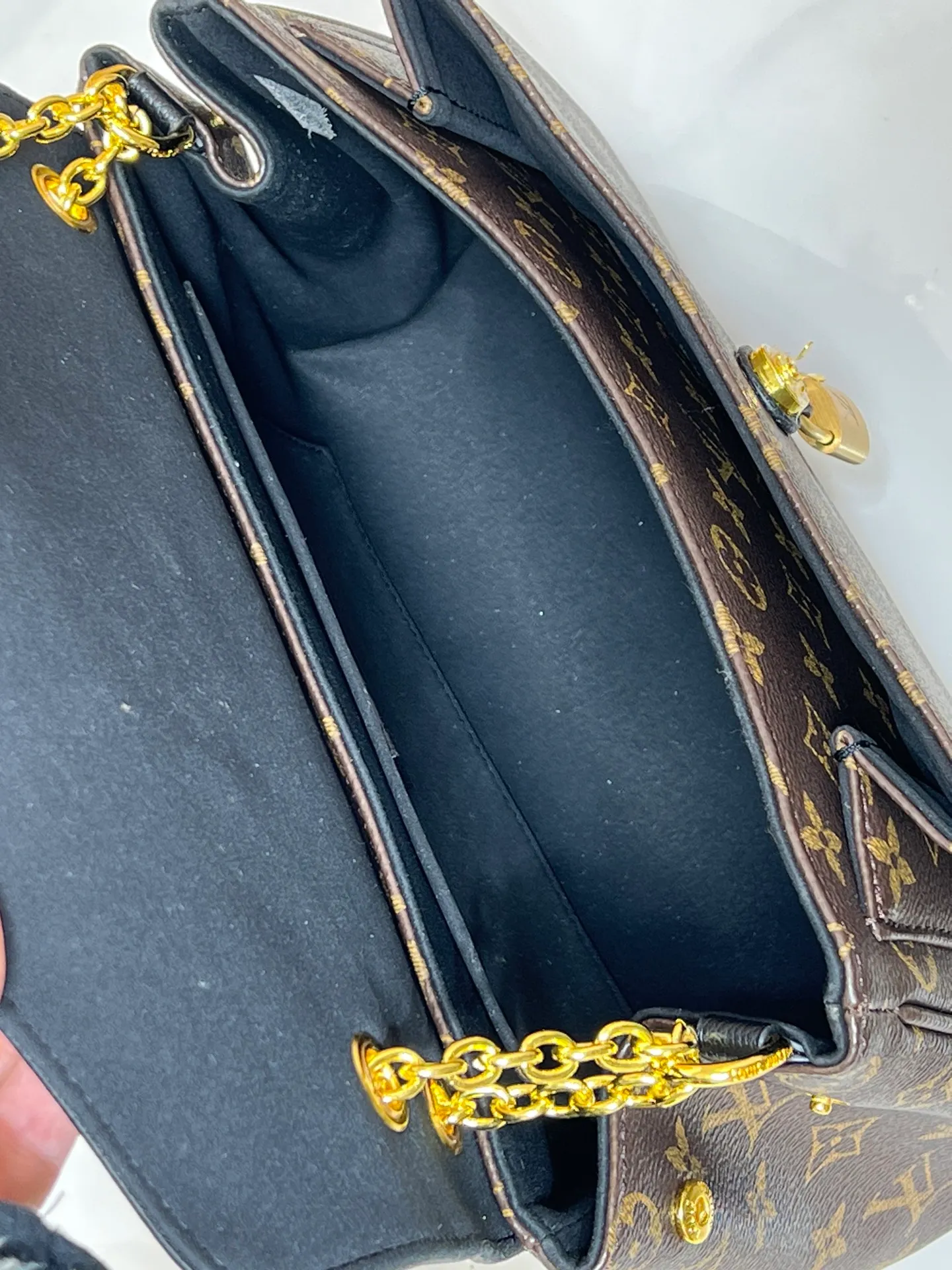 💰320 M26285 black M27065 brown Saint-Germain PM handbag comes from the elegant Paris neighborhood. She is known by this name as an inspiration. This elegant single-frame canvas and leather model features a gold-tone chain and iconic LV padlock, a nod to Louis Vuitton's historic suitcases. The size is ideal for all essentials. With the external drawer, cards or keys can be taken with you wherever you go. The chain can be worn diagonally across the body or over the shoulder, and the bag can also be carried in the hand. Dimensions: 30.5 x 21 x 12.5 cm (length x height x width)