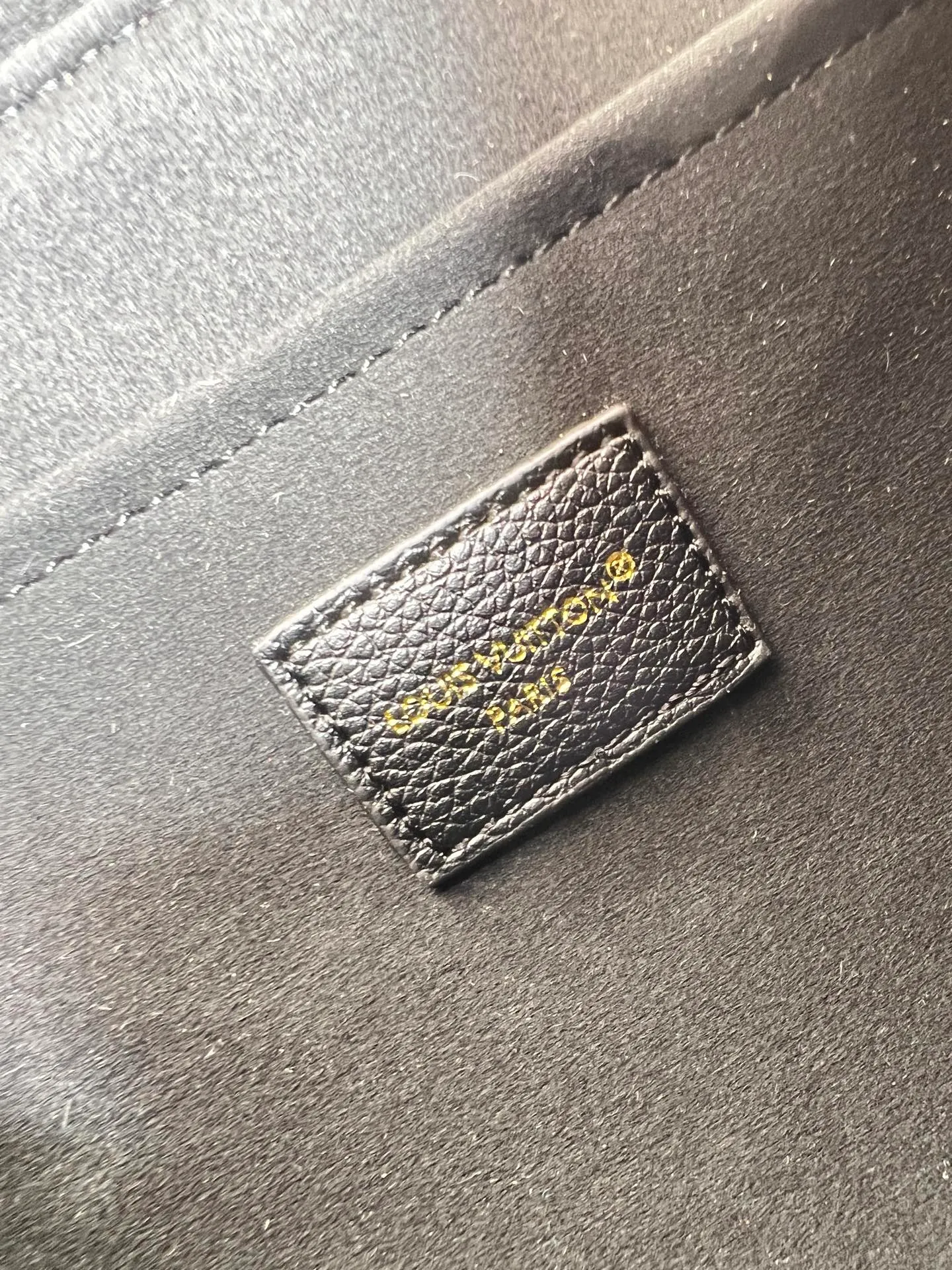 💰320 M26285 black M27065 brown Saint-Germain PM handbag comes from the elegant Paris neighborhood. She is known by this name as an inspiration. This elegant single-frame canvas and leather model features a gold-tone chain and iconic LV padlock, a nod to Louis Vuitton's historic suitcases. The size is ideal for all essentials. With the external drawer, cards or keys can be taken with you wherever you go. The chain can be worn diagonally across the body or over the shoulder, and the bag can also be carried in the hand. Dimensions: 30.5 x 21 x 12.5 cm (length x height x width)