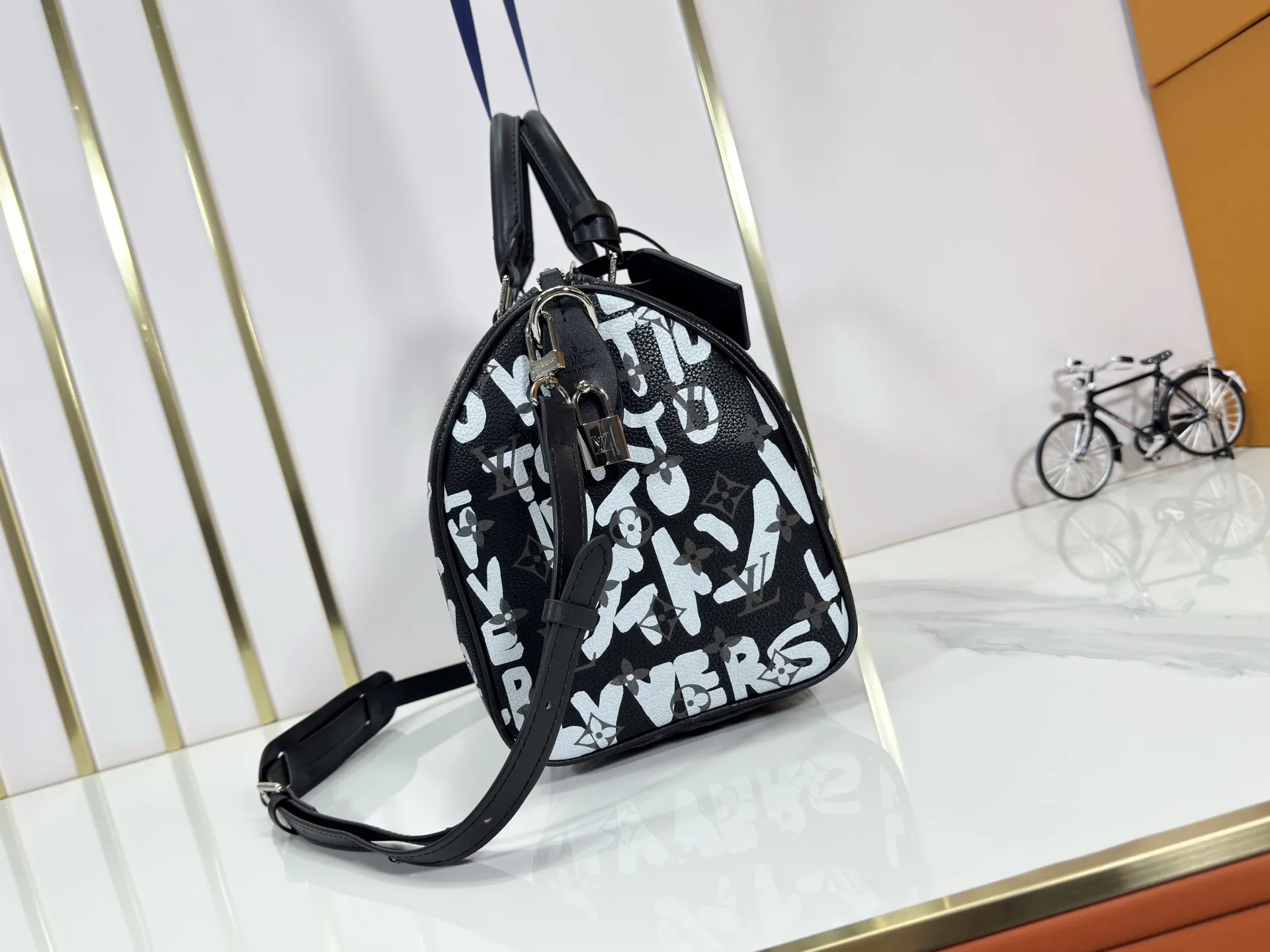 P320 upgraded original M26174 M26175 M26176 M26178 M26180 M24424 LV Speedy 30 Graffiti Pillow Bag Travel Bag Logo-level eye-catching texture and elegant temperament, casual and versatile, which is also the main reason why I bought it. With the soft and tender lambskin material, in short, it can handle various styles of commuting and leisure bags, and it is not a loss. Dimensions: 30×21x17