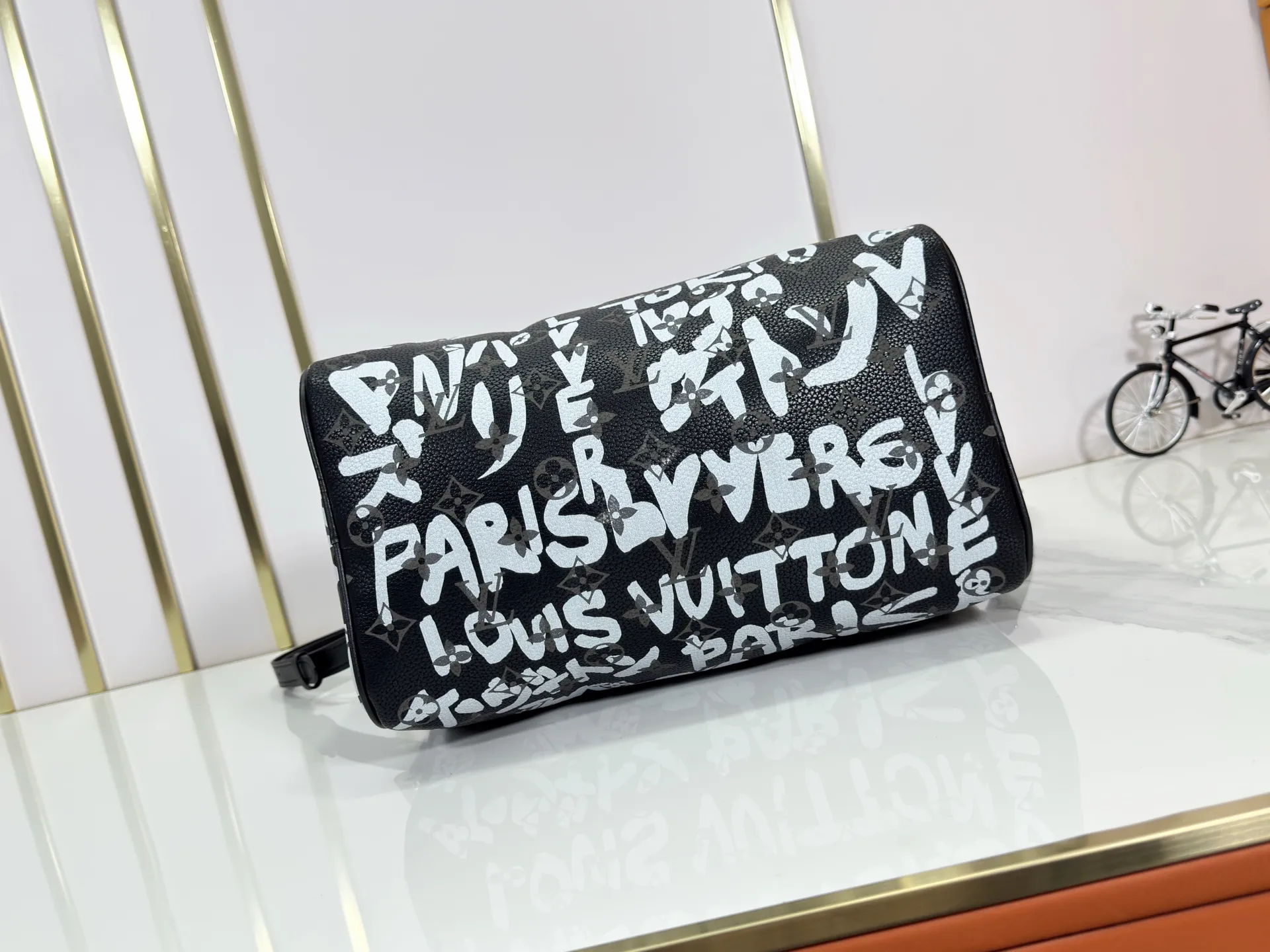 P320 upgraded original M26174 M26175 M26176 M26178 M26180 M24424 LV Speedy 30 Graffiti Pillow Bag Travel Bag Logo-level eye-catching texture and elegant temperament, casual and versatile, which is also the main reason why I bought it. With the soft and tender lambskin material, in short, it can handle various styles of commuting and leisure bags, and it is not a loss. Dimensions: 30×21x17