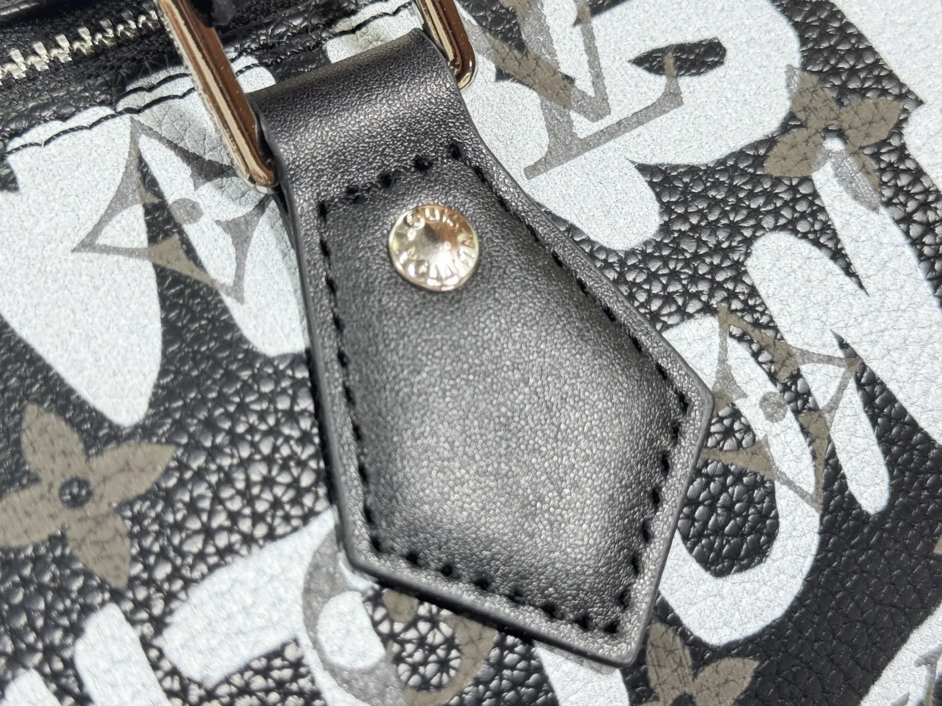 P320 upgraded original M26174 M26175 M26176 M26178 M26180 M24424 LV Speedy 30 Graffiti Pillow Bag Travel Bag Logo-level eye-catching texture and elegant temperament, casual and versatile, which is also the main reason why I bought it. With the soft and tender lambskin material, in short, it can handle various styles of commuting and leisure bags, and it is not a loss. Dimensions: 30×21x17