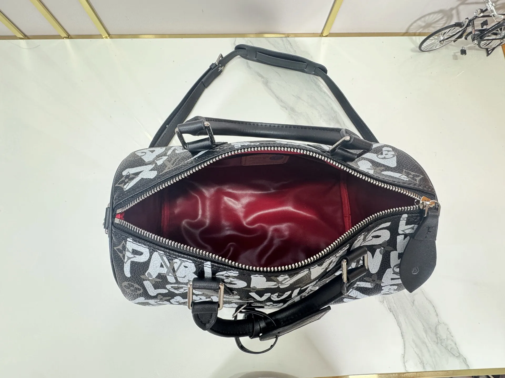 P320 upgraded original M26174 M26175 M26176 M26178 M26180 M24424 LV Speedy 30 Graffiti Pillow Bag Travel Bag Logo-level eye-catching texture and elegant temperament, casual and versatile, which is also the main reason why I bought it. With the soft and tender lambskin material, in short, it can handle various styles of commuting and leisure bags, and it is not a loss. Dimensions: 30×21x17