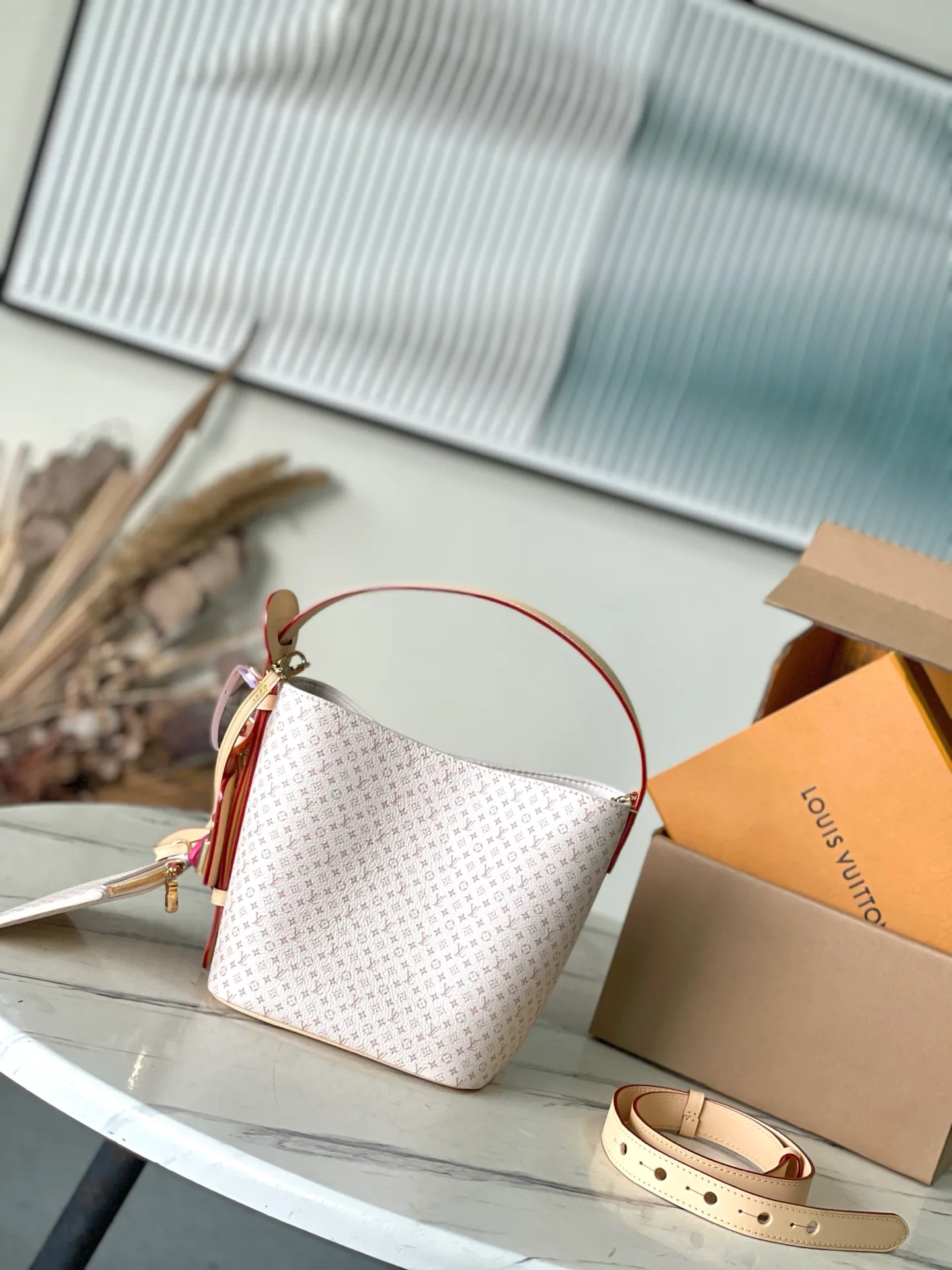 💰1000 Top original order M15130 uses LLVromance elements to convey vitality, and launches this All In BB handbag in the 2025 early autumn series. The classic Monogran and Darnier patterns are creatively blended, and the delicate cow leather body is embellished with iconic padlocks and Bloom decorations. Plenty of space to easily store daily necessities, and the detachable zipper bag keeps small items safe and secure. Dimensions: 16 × 18 × 12 cm