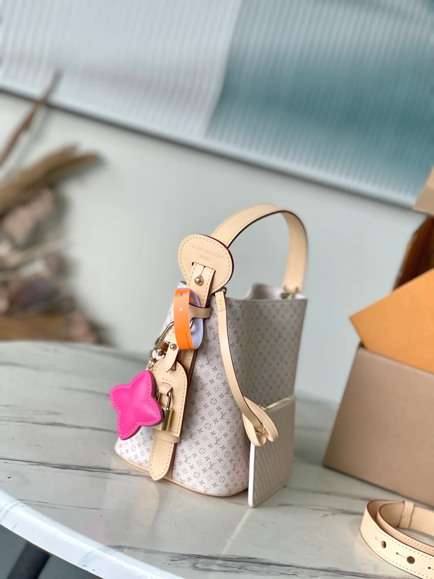 💰1000 Top original order M15130 uses LLVromance elements to convey vitality, and launches this All In BB handbag in the 2025 early autumn series. The classic Monogran and Darnier patterns are creatively blended, and the delicate cow leather body is embellished with iconic padlocks and Bloom decorations. Plenty of space to easily store daily necessities, and the detachable zipper bag keeps small items safe and secure. Dimensions: 16 × 18 × 12 cm