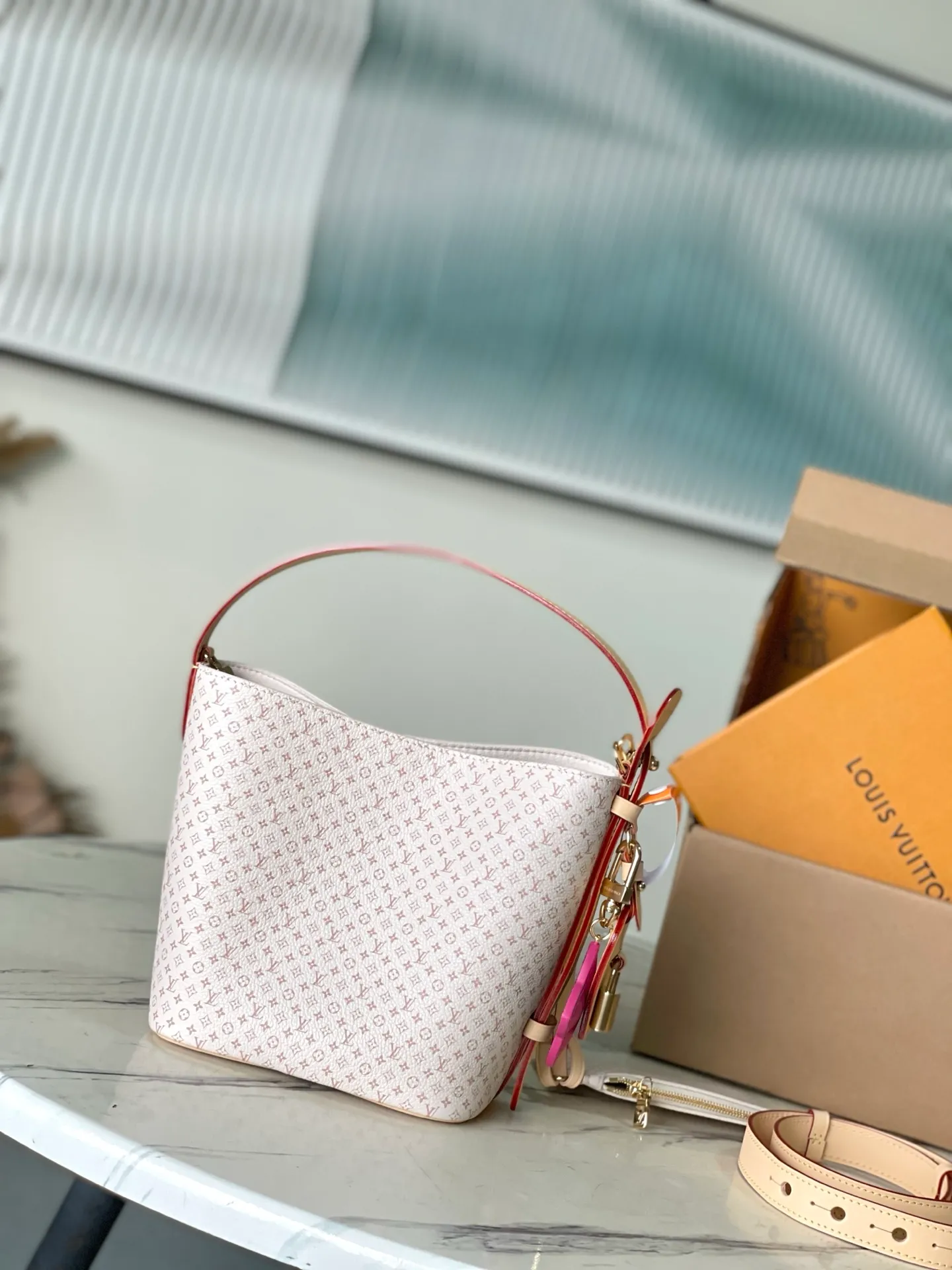 💰1000 Top original order M15130 uses LLVromance elements to convey vitality, and launches this All In BB handbag in the 2025 early autumn series. The classic Monogran and Darnier patterns are creatively blended, and the delicate cow leather body is embellished with iconic padlocks and Bloom decorations. Plenty of space to easily store daily necessities, and the detachable zipper bag keeps small items safe and secure. Dimensions: 16 × 18 × 12 cm