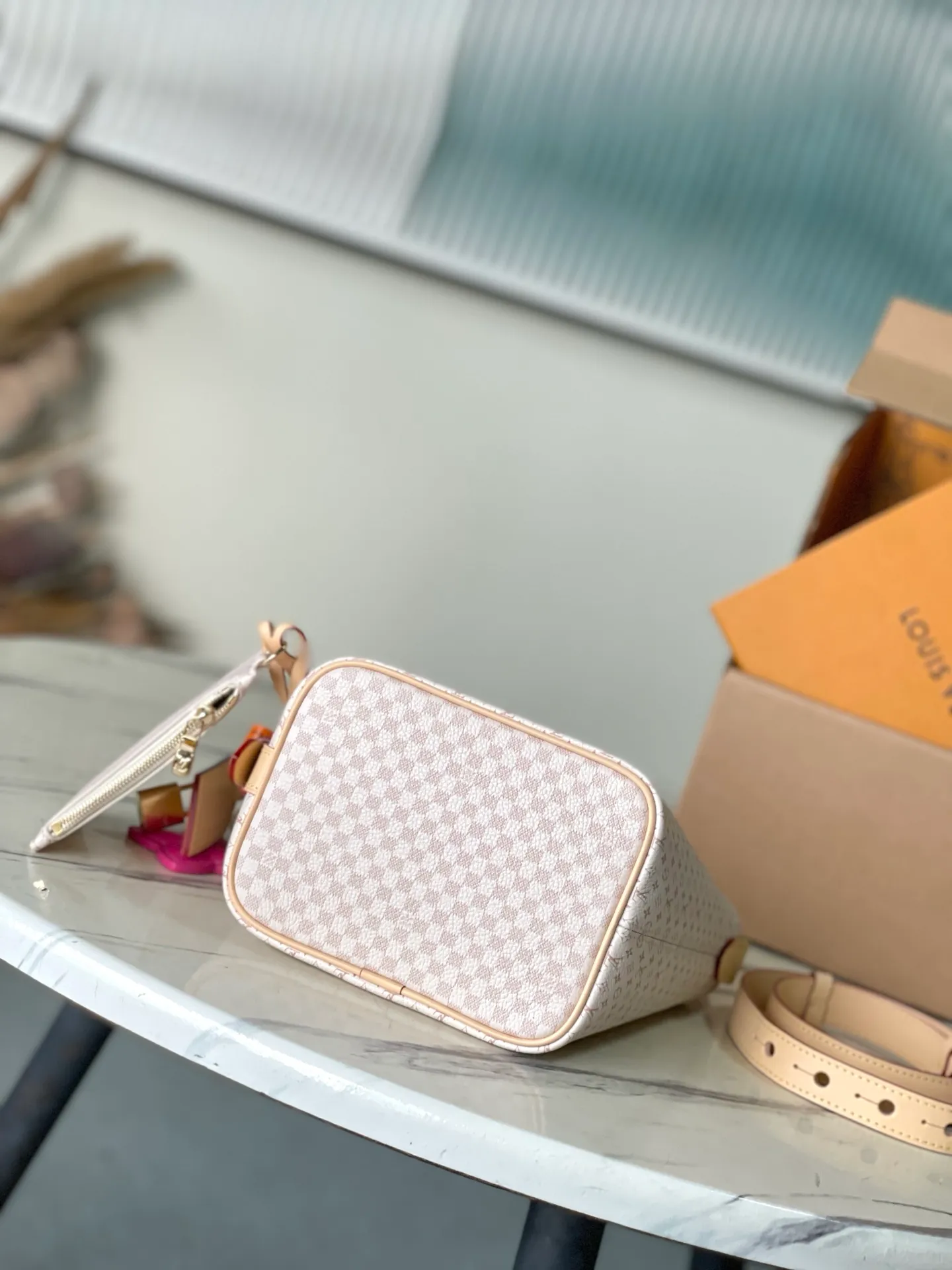 💰1000 Top original order M15130 uses LLVromance elements to convey vitality, and launches this All In BB handbag in the 2025 early autumn series. The classic Monogran and Darnier patterns are creatively blended, and the delicate cow leather body is embellished with iconic padlocks and Bloom decorations. Plenty of space to easily store daily necessities, and the detachable zipper bag keeps small items safe and secure. Dimensions: 16 × 18 × 12 cm