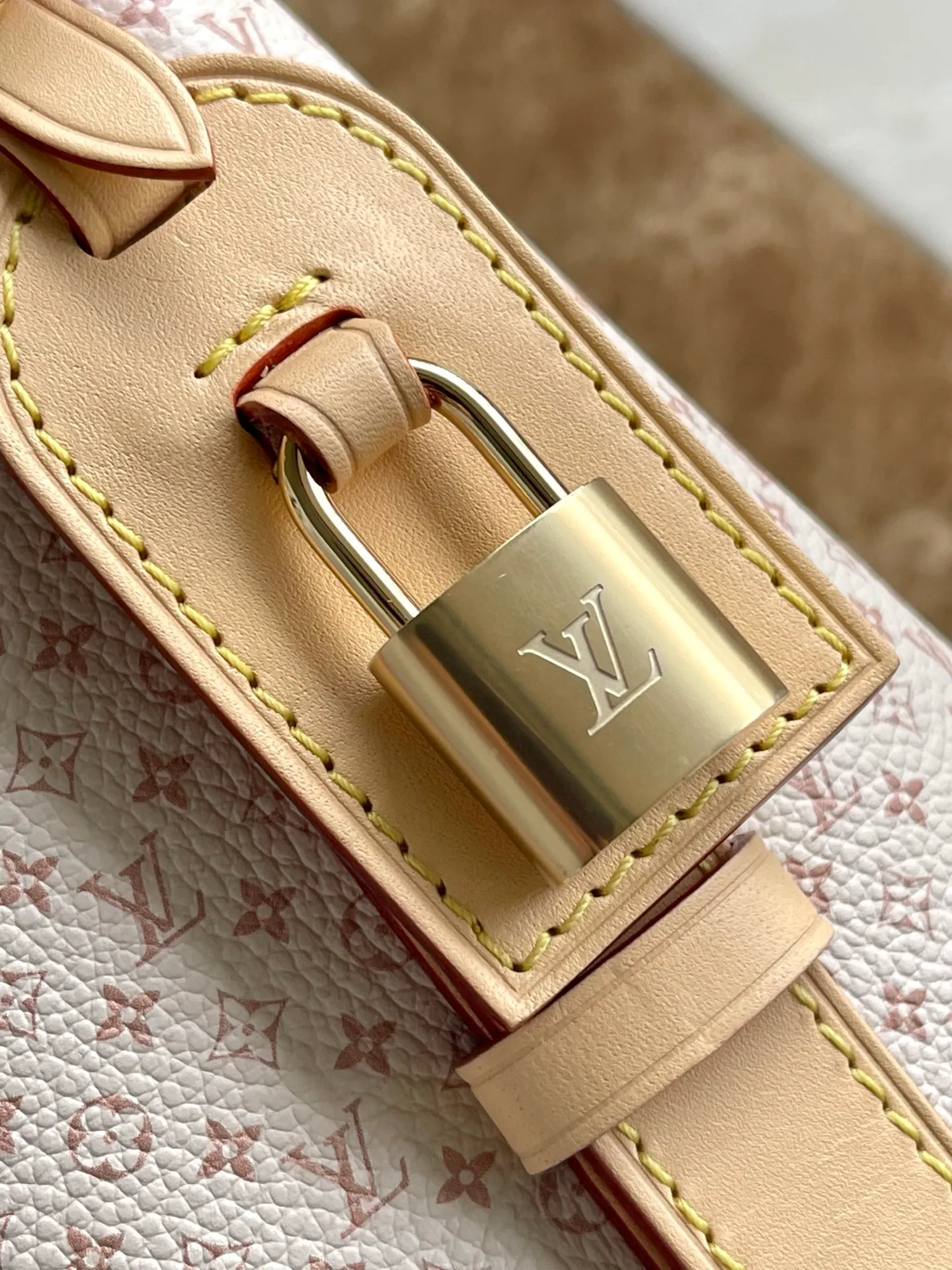 💰1000 Top original order M15130 uses LLVromance elements to convey vitality, and launches this All In BB handbag in the 2025 early autumn series. The classic Monogran and Darnier patterns are creatively blended, and the delicate cow leather body is embellished with iconic padlocks and Bloom decorations. Plenty of space to easily store daily necessities, and the detachable zipper bag keeps small items safe and secure. Dimensions: 16 × 18 × 12 cm