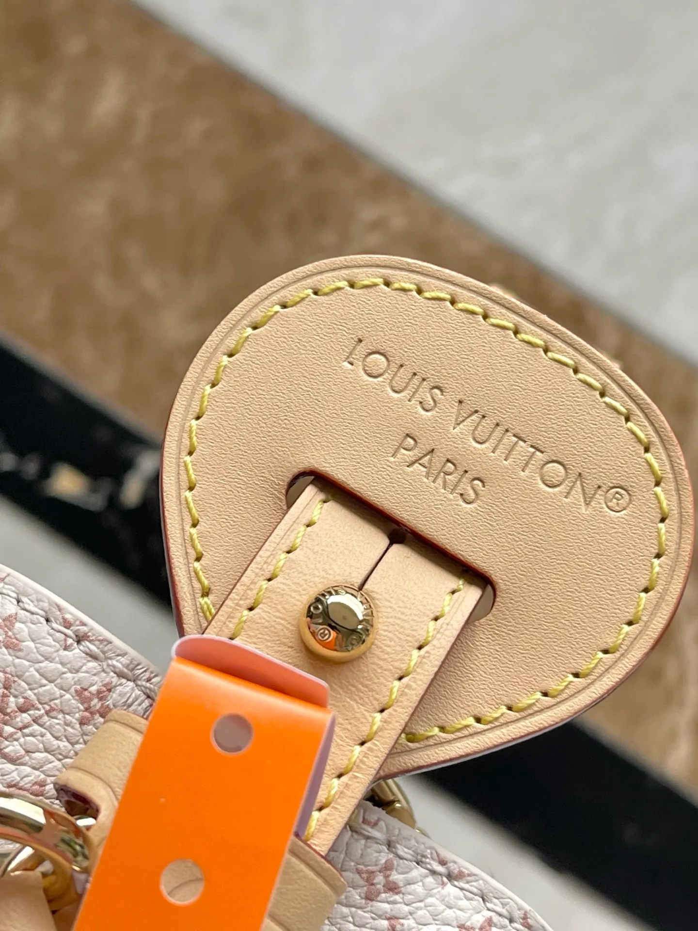 💰1000 Top original order M15130 uses LLVromance elements to convey vitality, and launches this All In BB handbag in the 2025 early autumn series. The classic Monogran and Darnier patterns are creatively blended, and the delicate cow leather body is embellished with iconic padlocks and Bloom decorations. Plenty of space to easily store daily necessities, and the detachable zipper bag keeps small items safe and secure. Dimensions: 16 × 18 × 12 cm