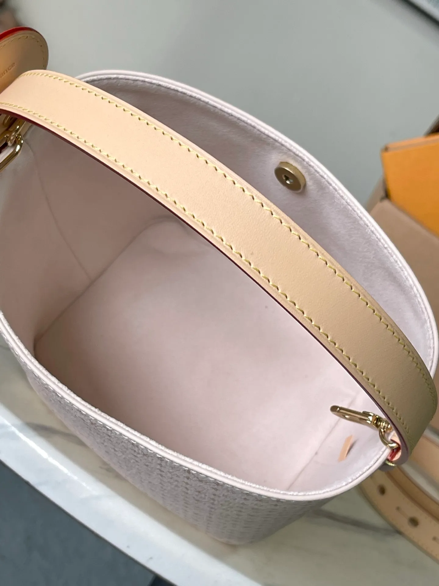 💰1000 Top original order M15130 uses LLVromance elements to convey vitality, and launches this All In BB handbag in the 2025 early autumn series. The classic Monogran and Darnier patterns are creatively blended, and the delicate cow leather body is embellished with iconic padlocks and Bloom decorations. Plenty of space to easily store daily necessities, and the detachable zipper bag keeps small items safe and secure. Dimensions: 16 × 18 × 12 cm
