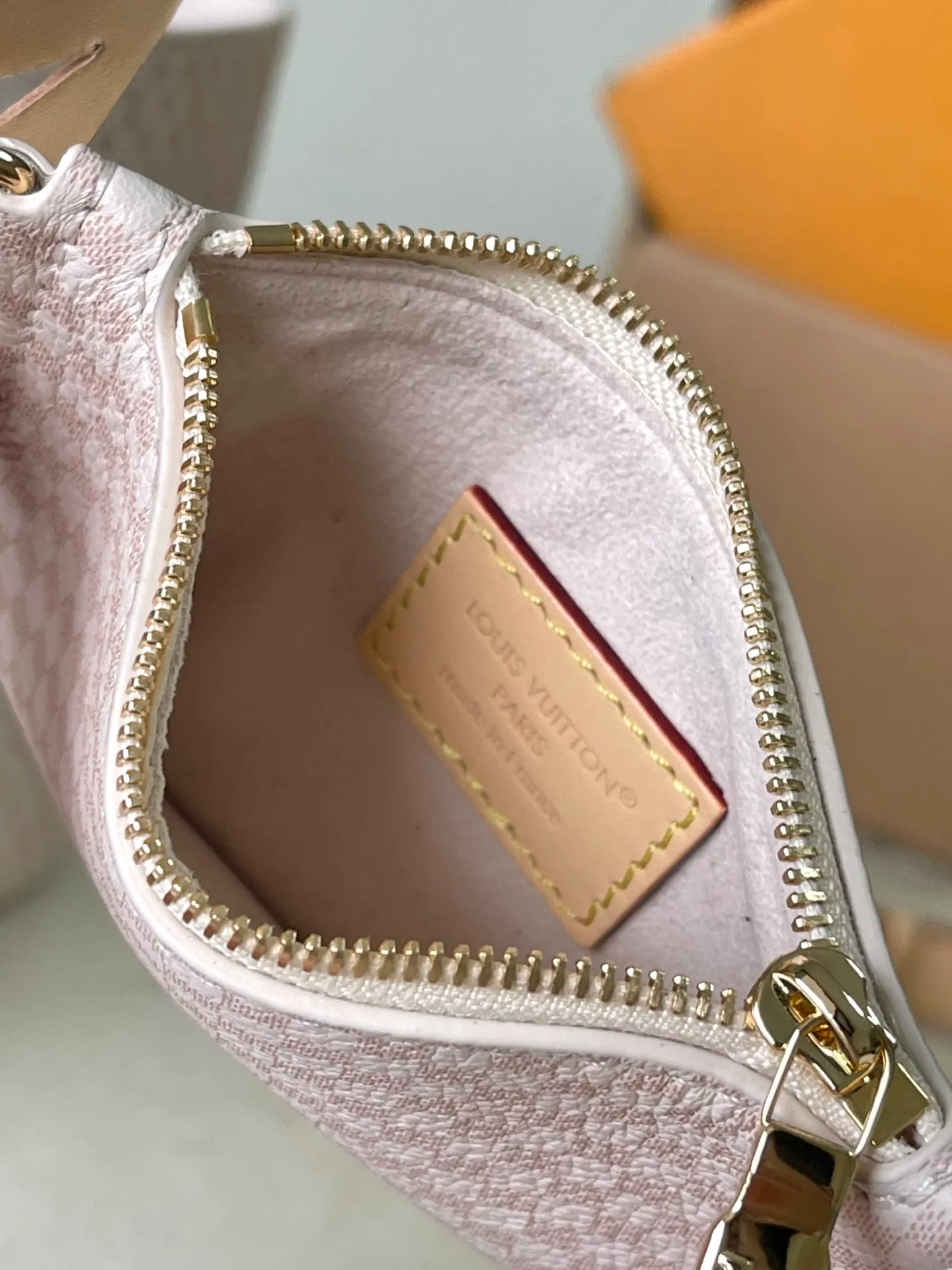 💰1000 Top original order M15130 uses LLVromance elements to convey vitality, and launches this All In BB handbag in the 2025 early autumn series. The classic Monogran and Darnier patterns are creatively blended, and the delicate cow leather body is embellished with iconic padlocks and Bloom decorations. Plenty of space to easily store daily necessities, and the detachable zipper bag keeps small items safe and secure. Dimensions: 16 × 18 × 12 cm