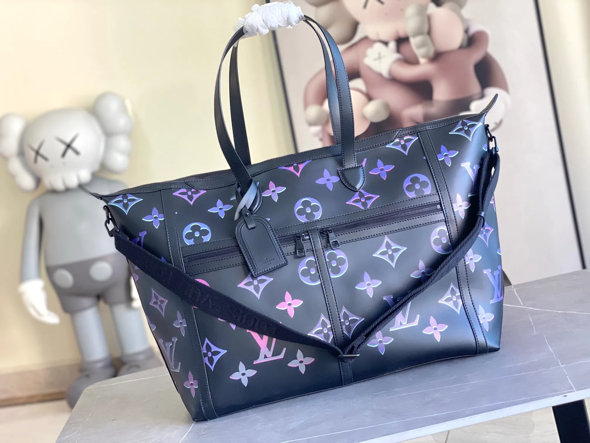 💰1680 (top layer leather) top original M22634 LU KEEPALL 50CM travel bag, this Keepall is a classic in the travel bag series. This large Keepall is made of Monogram canvas, with a detachable leather shoulder strap and a detachable leather ID holder. -Specially coated canvas -Natural cowhide trim -Cotton textile lining -Removable shoulder strap with shoulder pads -Leather handle, more comfortable to carry -Large capacity design -Carry-on luggage size -Removable leather name tag -Golden metal trim -size50*21*28cm