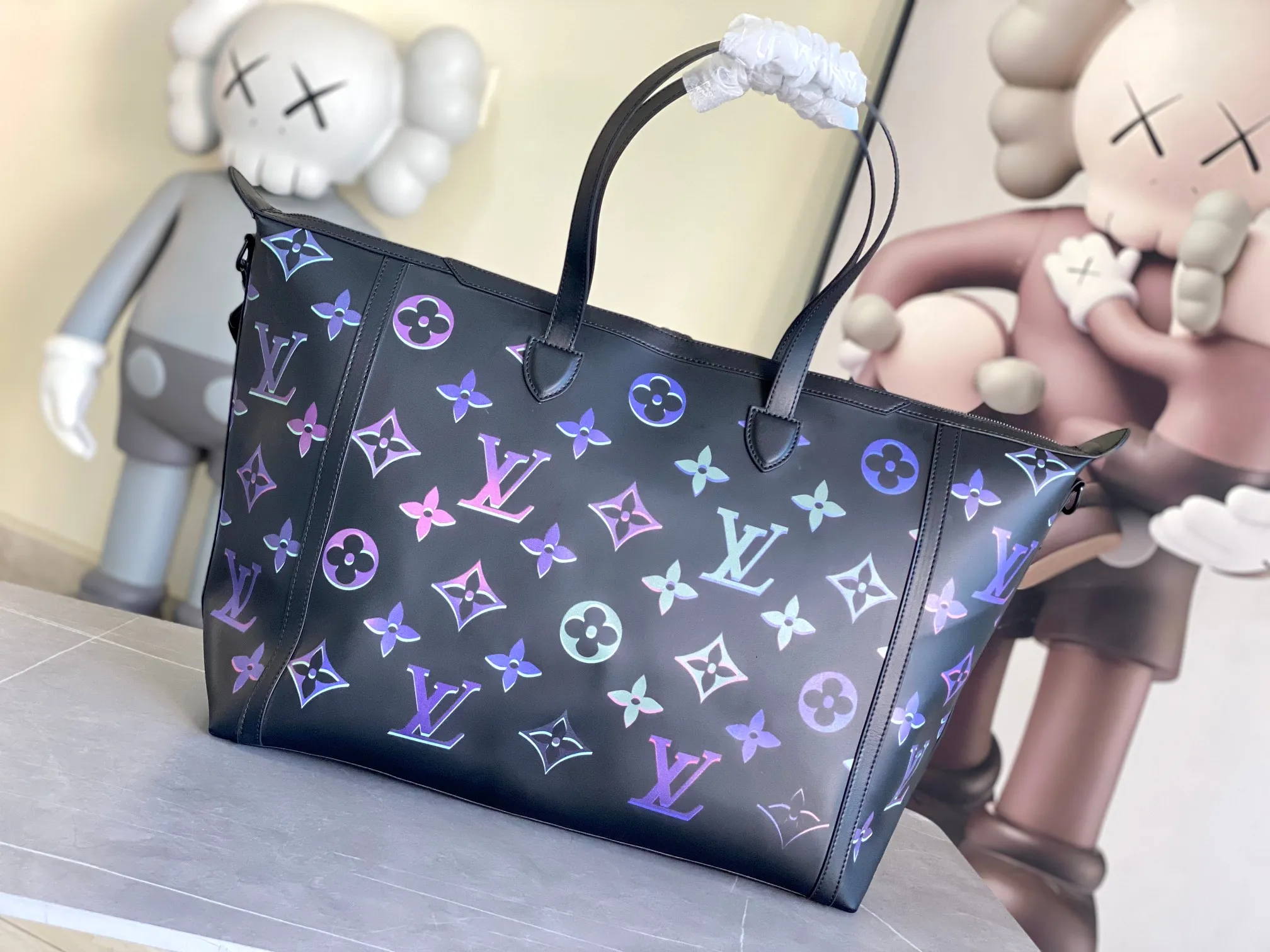 💰1680 (top layer leather) top original M22634 LU KEEPALL 50CM travel bag, this Keepall is a classic in the travel bag series. This large Keepall is made of Monogram canvas, with a detachable leather shoulder strap and a detachable leather ID holder. -Specially coated canvas -Natural cowhide trim -Cotton textile lining -Removable shoulder strap with shoulder pads -Leather handle, more comfortable to carry -Large capacity design -Carry-on luggage size -Removable leather name tag -Golden metal trim -size50*21*28cm