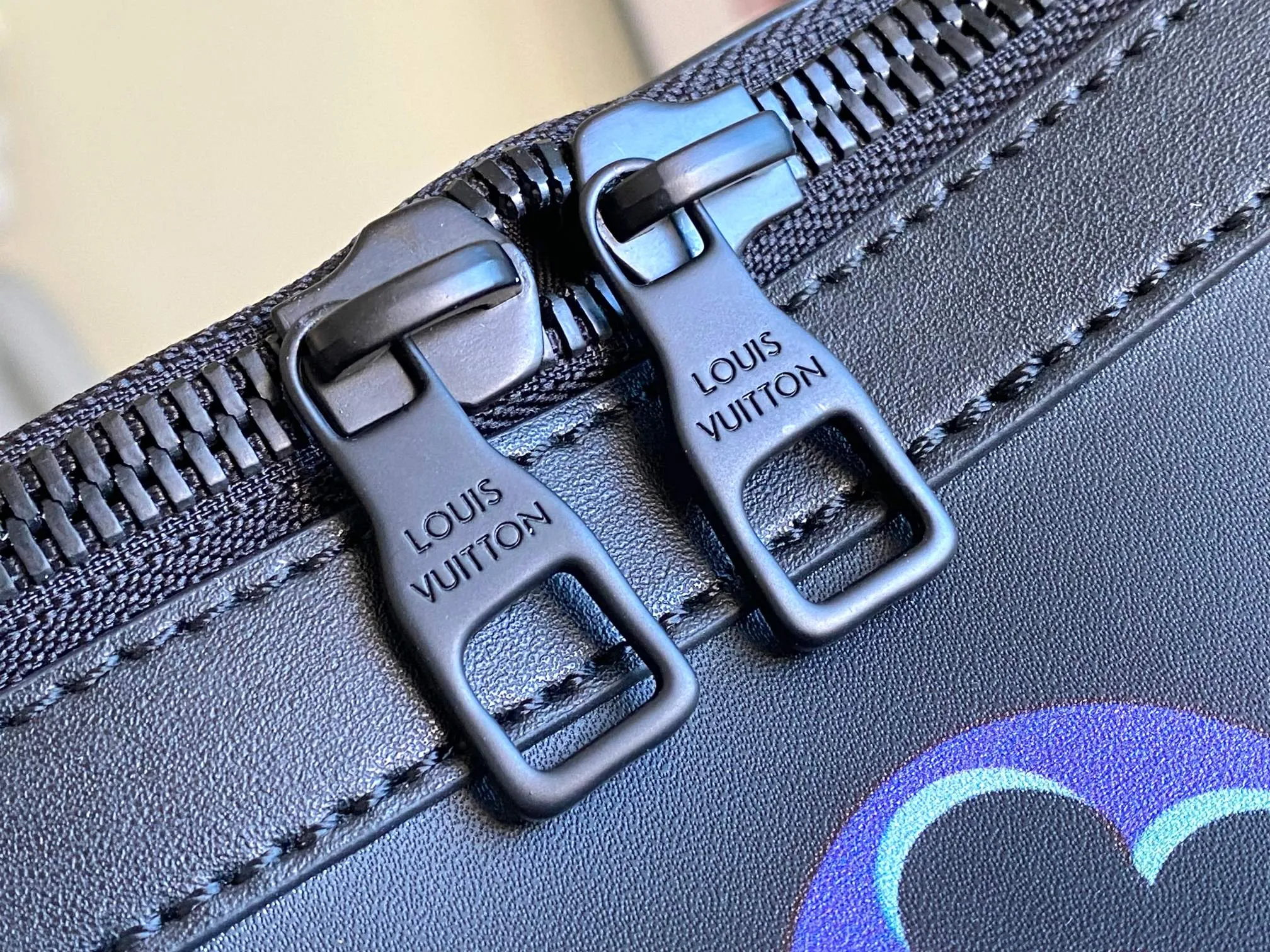 💰1680 (top layer leather) top original M22634 LU KEEPALL 50CM travel bag, this Keepall is a classic in the travel bag series. This large Keepall is made of Monogram canvas, with a detachable leather shoulder strap and a detachable leather ID holder. -Specially coated canvas -Natural cowhide trim -Cotton textile lining -Removable shoulder strap with shoulder pads -Leather handle, more comfortable to carry -Large capacity design -Carry-on luggage size -Removable leather name tag -Golden metal trim -size50*21*28cm
