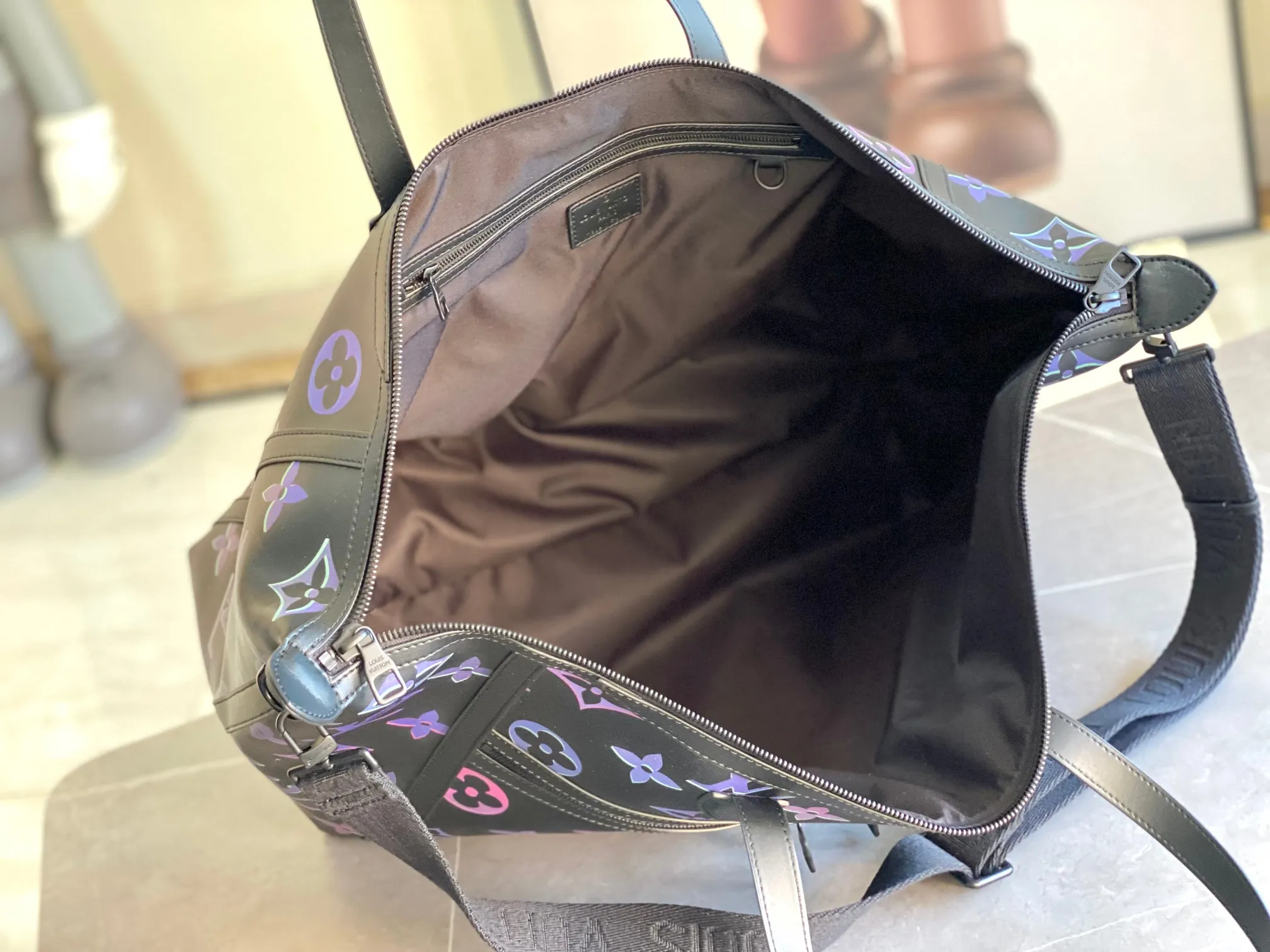 💰1680 (top layer leather) top original M22634 LU KEEPALL 50CM travel bag, this Keepall is a classic in the travel bag series. This large Keepall is made of Monogram canvas, with a detachable leather shoulder strap and a detachable leather ID holder. -Specially coated canvas -Natural cowhide trim -Cotton textile lining -Removable shoulder strap with shoulder pads -Leather handle, more comfortable to carry -Large capacity design -Carry-on luggage size -Removable leather name tag -Golden metal trim -size50*21*28cm