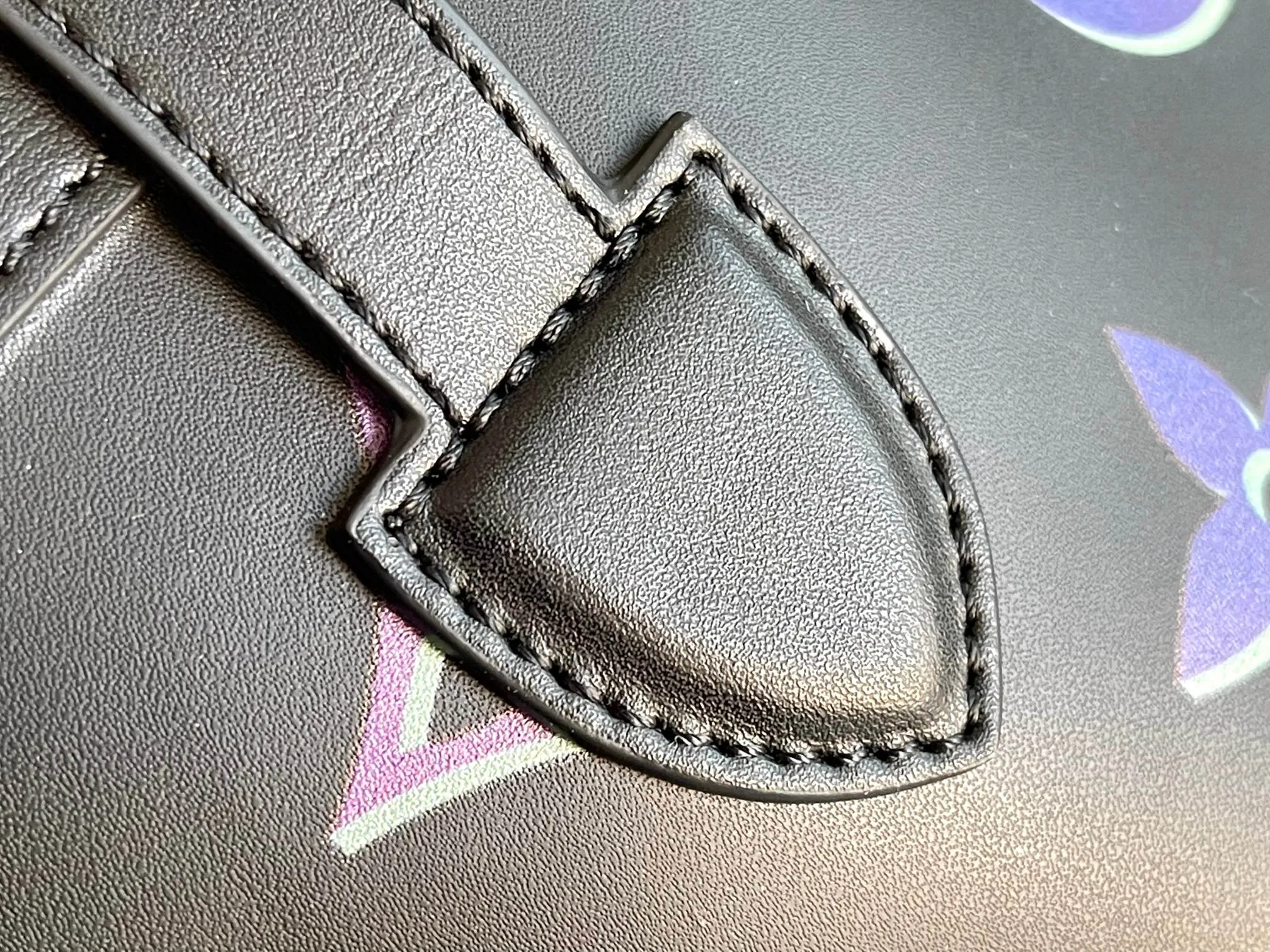 💰1680 (top layer leather) top original M22634 LU KEEPALL 50CM travel bag, this Keepall is a classic in the travel bag series. This large Keepall is made of Monogram canvas, with a detachable leather shoulder strap and a detachable leather ID holder. -Specially coated canvas -Natural cowhide trim -Cotton textile lining -Removable shoulder strap with shoulder pads -Leather handle, more comfortable to carry -Large capacity design -Carry-on luggage size -Removable leather name tag -Golden metal trim -size50*21*28cm
