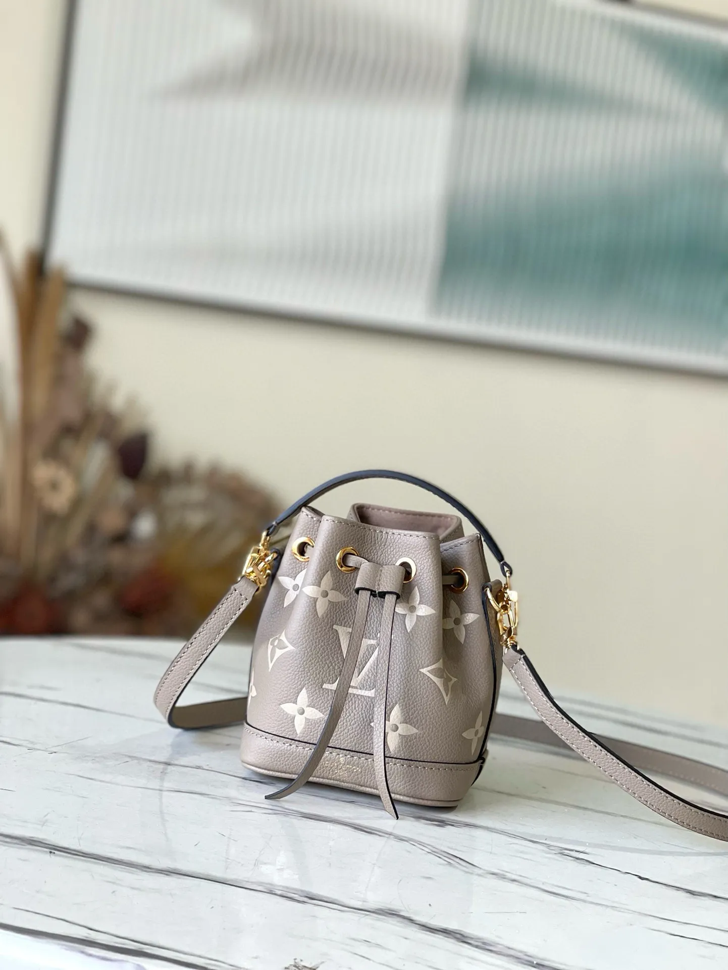 💰800 (first-grain leather) Top-quality original M46291 Gray embossed (silk screen) This Nano Noé handbag is made of Monogram Empreinte leather with Monogram pattern embossed, interpreting a pocket version of the classic Noé handbag, with a trendy drawstring to store daily needs. The handle and adjustable shoulder strap are both detachable, enabling a variety of carrying methods. Dimensions: 13 x 16 x 10 cm