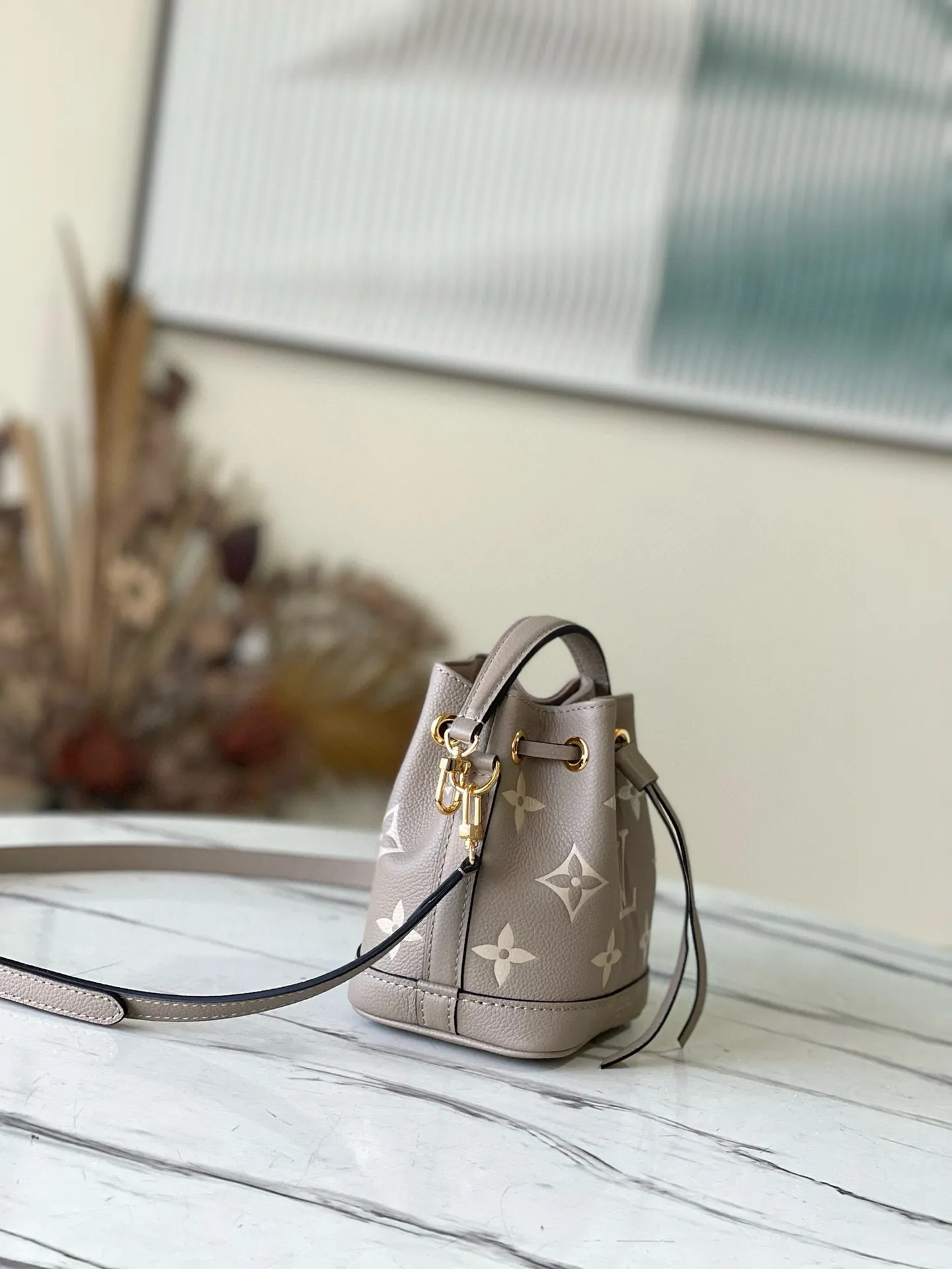 💰800 (first-grain leather) Top-quality original M46291 Gray embossed (silk screen) This Nano Noé handbag is made of Monogram Empreinte leather with Monogram pattern embossed, interpreting a pocket version of the classic Noé handbag, with a trendy drawstring to store daily needs. The handle and adjustable shoulder strap are both detachable, enabling a variety of carrying methods. Dimensions: 13 x 16 x 10 cm