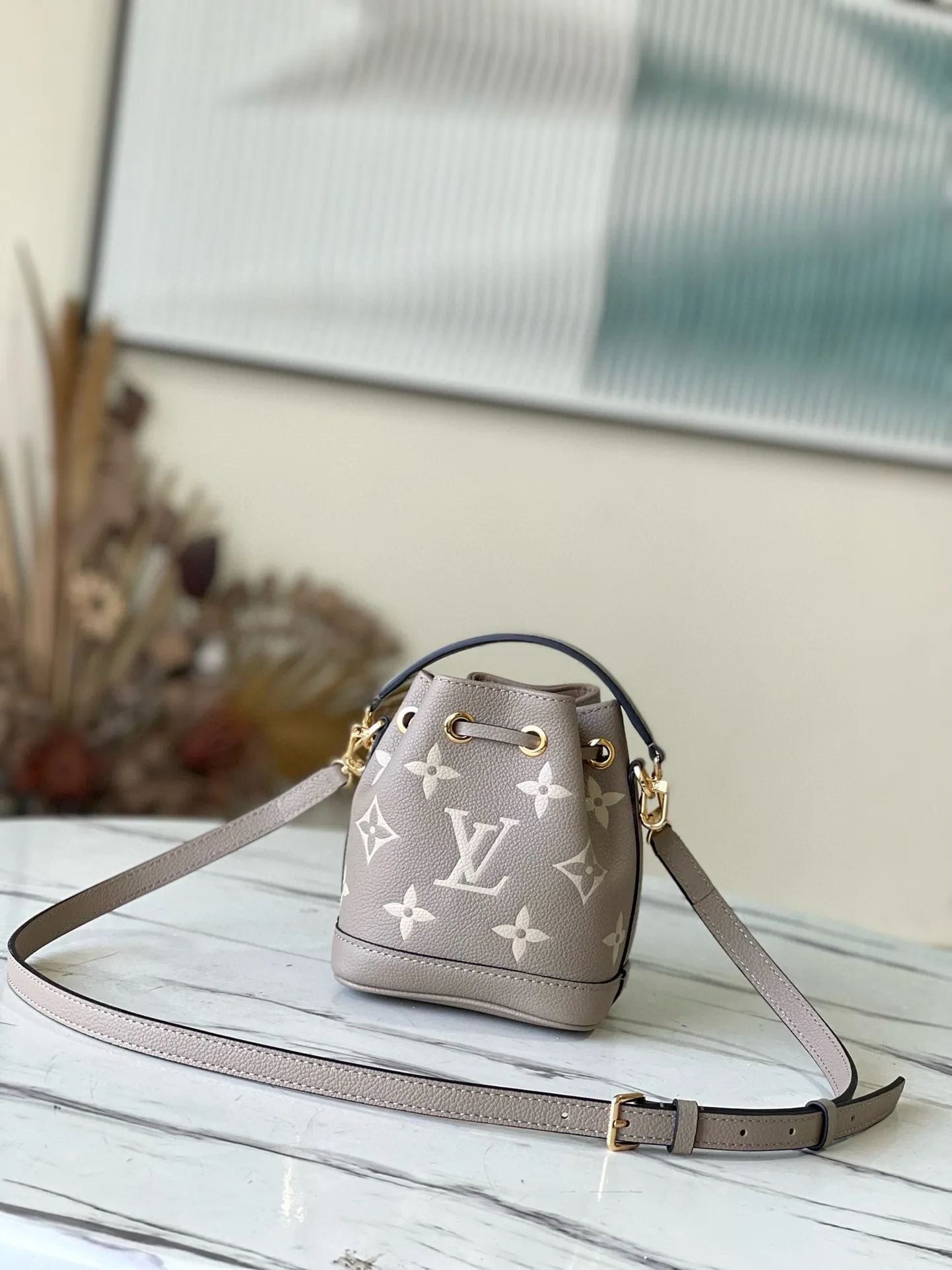 💰800 (first-grain leather) Top-quality original M46291 Gray embossed (silk screen) This Nano Noé handbag is made of Monogram Empreinte leather with Monogram pattern embossed, interpreting a pocket version of the classic Noé handbag, with a trendy drawstring to store daily needs. The handle and adjustable shoulder strap are both detachable, enabling a variety of carrying methods. Dimensions: 13 x 16 x 10 cm