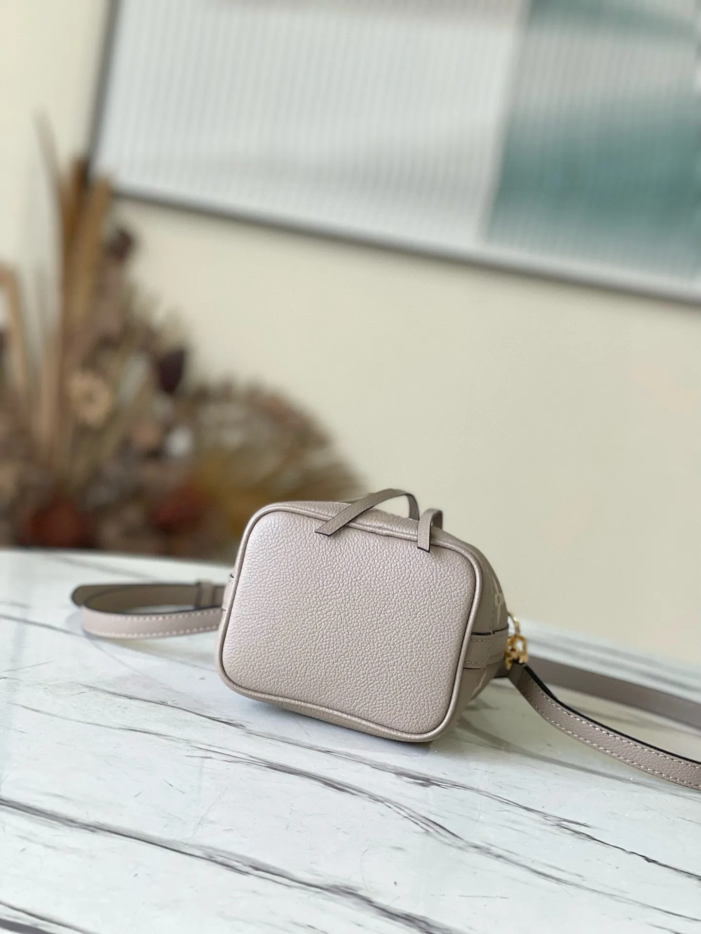 💰800 (first-grain leather) Top-quality original M46291 Gray embossed (silk screen) This Nano Noé handbag is made of Monogram Empreinte leather with Monogram pattern embossed, interpreting a pocket version of the classic Noé handbag, with a trendy drawstring to store daily needs. The handle and adjustable shoulder strap are both detachable, enabling a variety of carrying methods. Dimensions: 13 x 16 x 10 cm