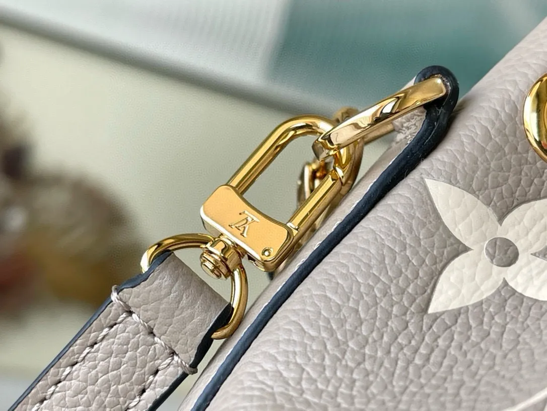 💰800 (first-grain leather) Top-quality original M46291 Gray embossed (silk screen) This Nano Noé handbag is made of Monogram Empreinte leather with Monogram pattern embossed, interpreting a pocket version of the classic Noé handbag, with a trendy drawstring to store daily needs. The handle and adjustable shoulder strap are both detachable, enabling a variety of carrying methods. Dimensions: 13 x 16 x 10 cm