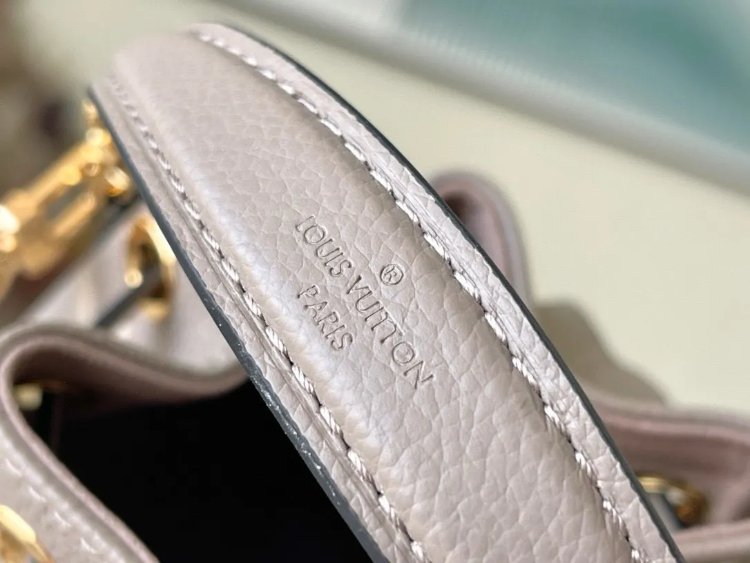 💰800 (first-grain leather) Top-quality original M46291 Gray embossed (silk screen) This Nano Noé handbag is made of Monogram Empreinte leather with Monogram pattern embossed, interpreting a pocket version of the classic Noé handbag, with a trendy drawstring to store daily needs. The handle and adjustable shoulder strap are both detachable, enabling a variety of carrying methods. Dimensions: 13 x 16 x 10 cm