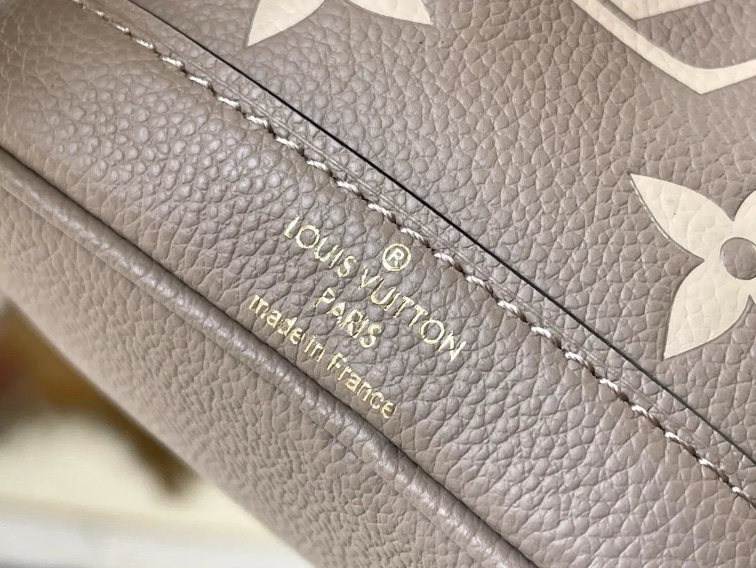 💰800 (first-grain leather) Top-quality original M46291 Gray embossed (silk screen) This Nano Noé handbag is made of Monogram Empreinte leather with Monogram pattern embossed, interpreting a pocket version of the classic Noé handbag, with a trendy drawstring to store daily needs. The handle and adjustable shoulder strap are both detachable, enabling a variety of carrying methods. Dimensions: 13 x 16 x 10 cm