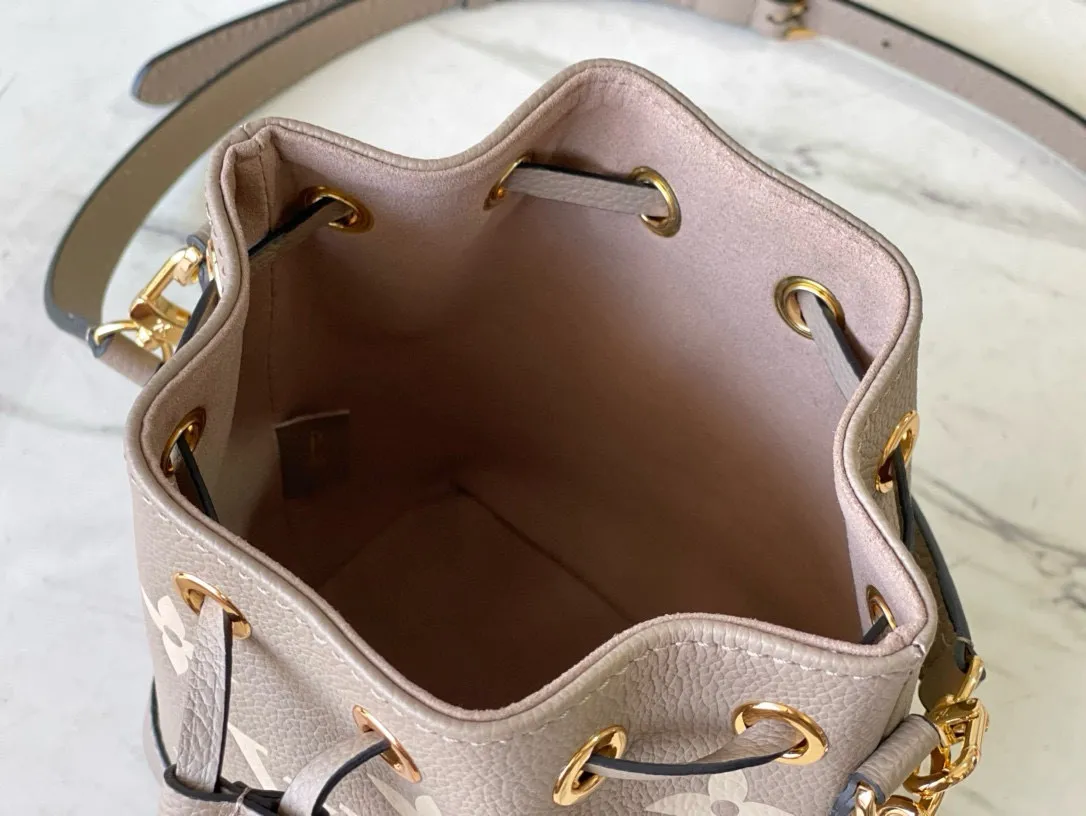💰800 (first-grain leather) Top-quality original M46291 Gray embossed (silk screen) This Nano Noé handbag is made of Monogram Empreinte leather with Monogram pattern embossed, interpreting a pocket version of the classic Noé handbag, with a trendy drawstring to store daily needs. The handle and adjustable shoulder strap are both detachable, enabling a variety of carrying methods. Dimensions: 13 x 16 x 10 cm