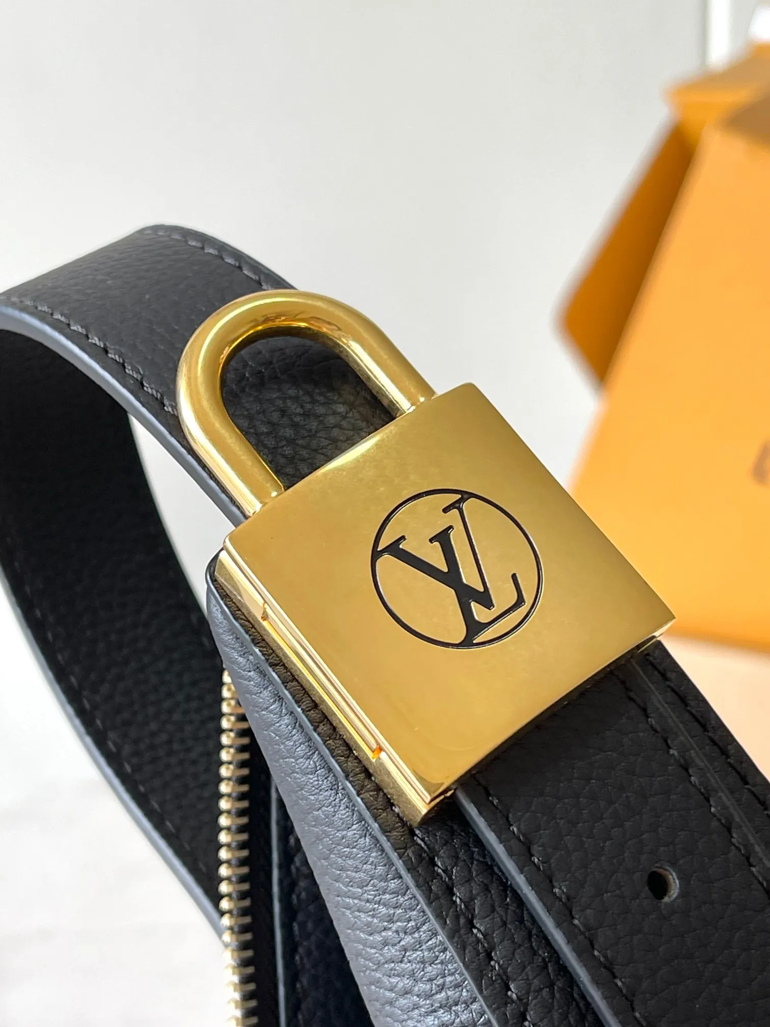 p2200 [Special grade MB chip version original leather] Low Key bumbag uses soft cow leather to outline simple and elegant lines, and is paired with suede lining to release a trendy atmosphere, fully demonstrating the brand's exquisite craftsmanship. Model: M11429 dynamic chip version Material: A-grade all-steel hardware, imported original fabric Packaging: full set of original factory duty-free MB packaging Size: 28*13*5.5CM